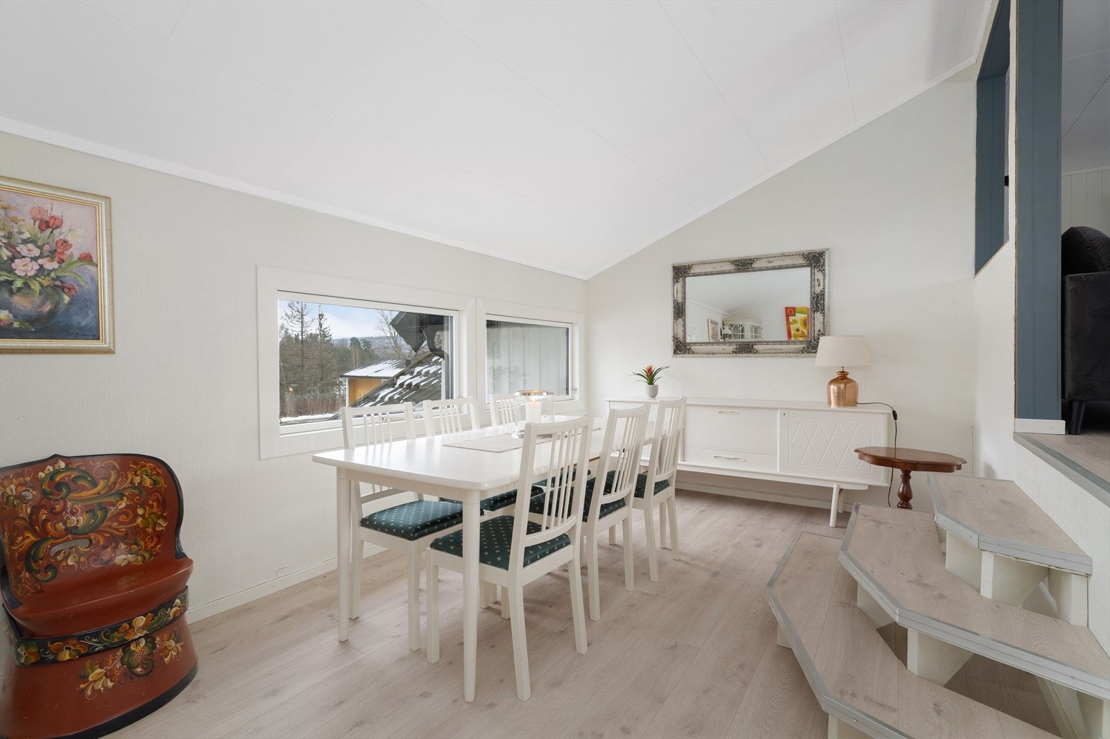 Fra stuen er det et par trappetrinn ned til trivelig spiseplass med utgang til balkong. Galleribilde