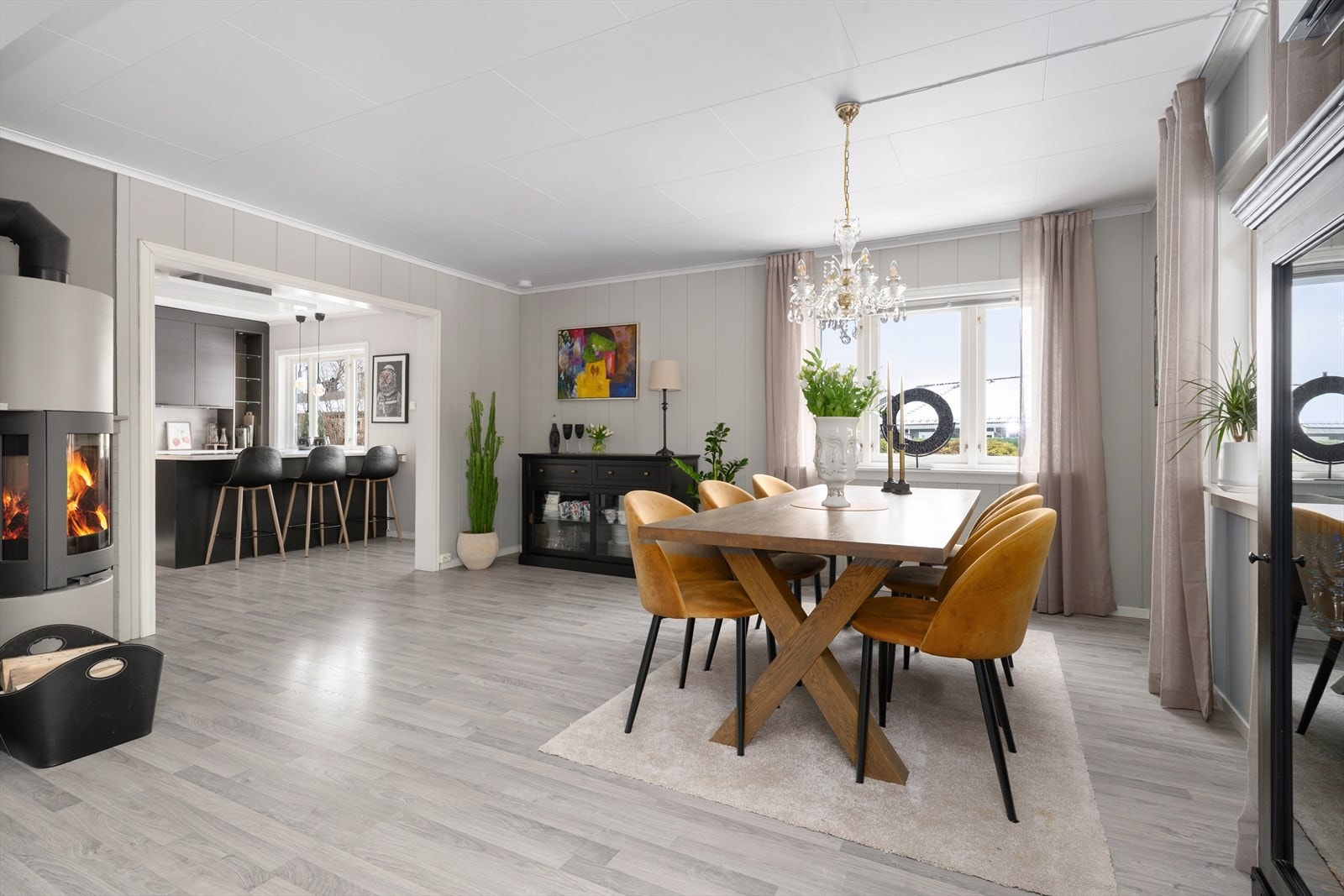 I spisestua er det installert vedovn fra 2010 med stort glassfelt som gir lun og god varme, og stemningsfull peiskos. Galleribilde