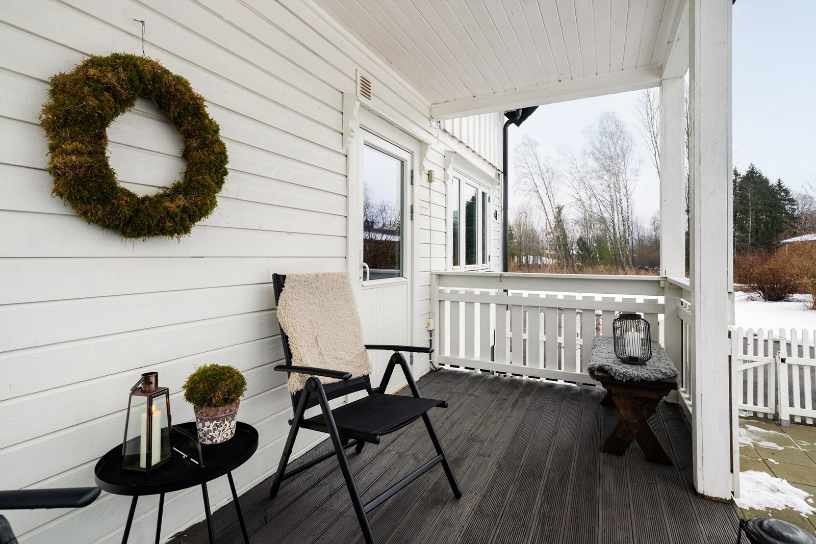 Tilhørende hovedboligen er det også en koselig, overbygget balkong med adkomst fra kjøkkenet hvor fine stunder kan nytes i sommerhalvåret. Galleribilde
