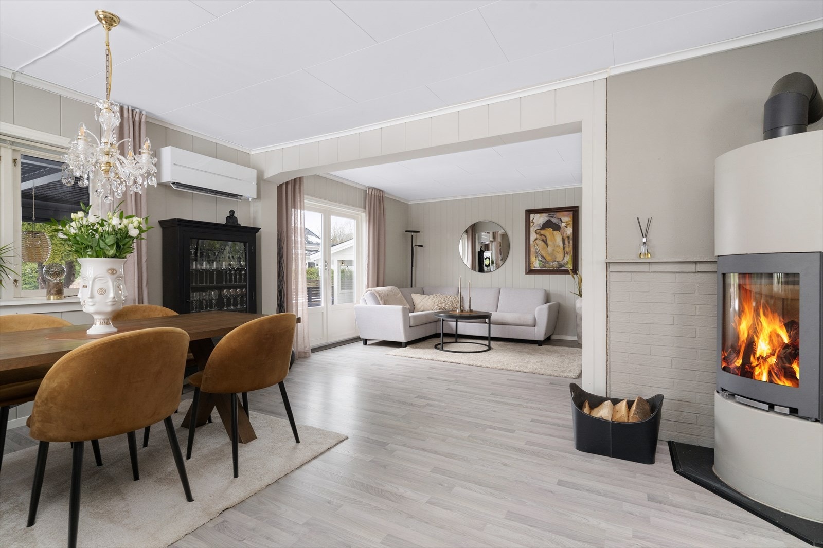 Mellom spisestua og dagligstua er det i 2023 installert varmepumpe for en jevn og behagelig varme. Galleribilde