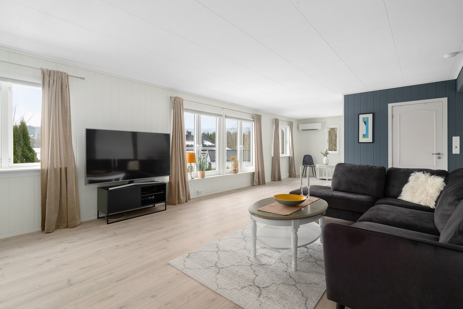 Lys og fin stue med plass til både sofagruppe og mediemøblement. Galleribilde