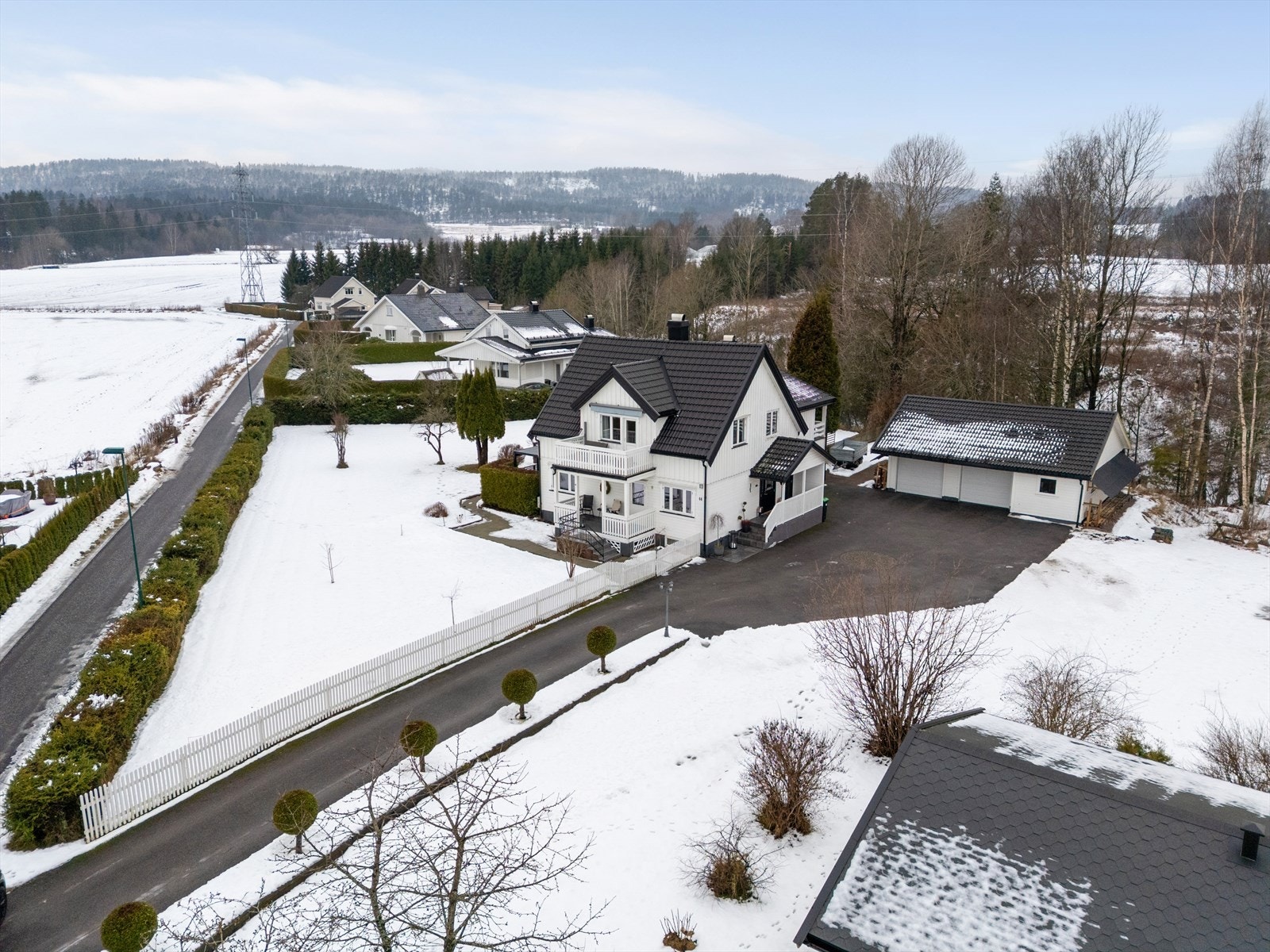 Flott og innholdsrik familiebolig med dobbel garasje og godkjent utleiedel beliggende i svært attraktivt, barnevennlig og landlig boligområde på Tollnes. Galleribilde