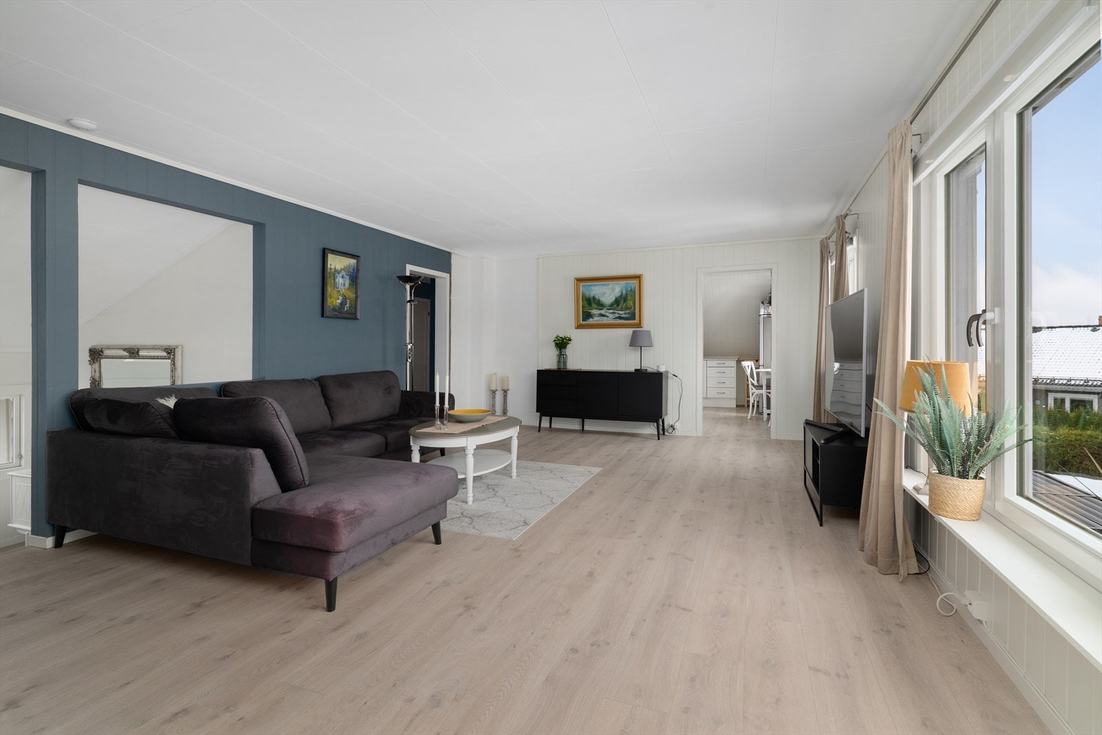 Vinduene slipper rikelig med naturlig lys inn i rommet. Galleribilde