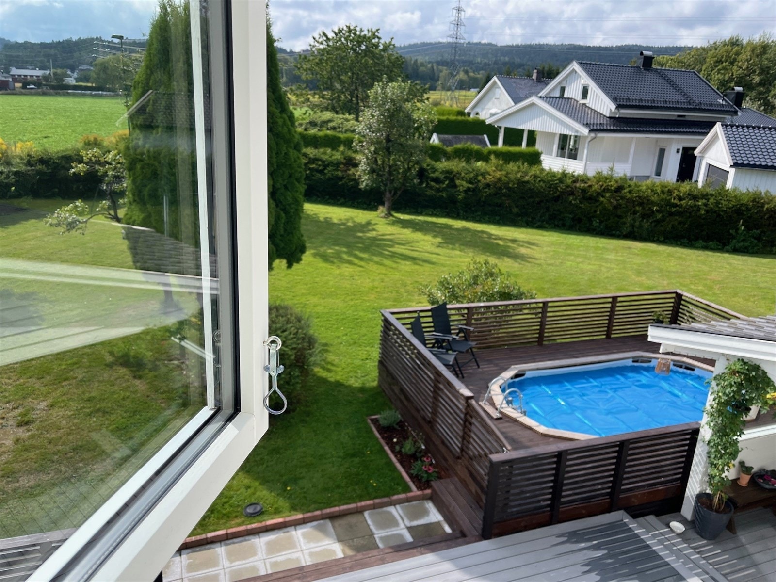 Utsikt mot hage og terrasse med basseng, som medfølger.(Gummibasseng som tas inn om vinter, med varmepumpe og renseanlegg) - privat bilde Galleribilde