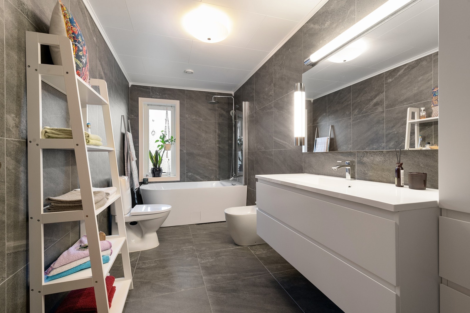 Flott flislagt bad med gulvvarme. Sist oppusset i 2021 Galleribilde