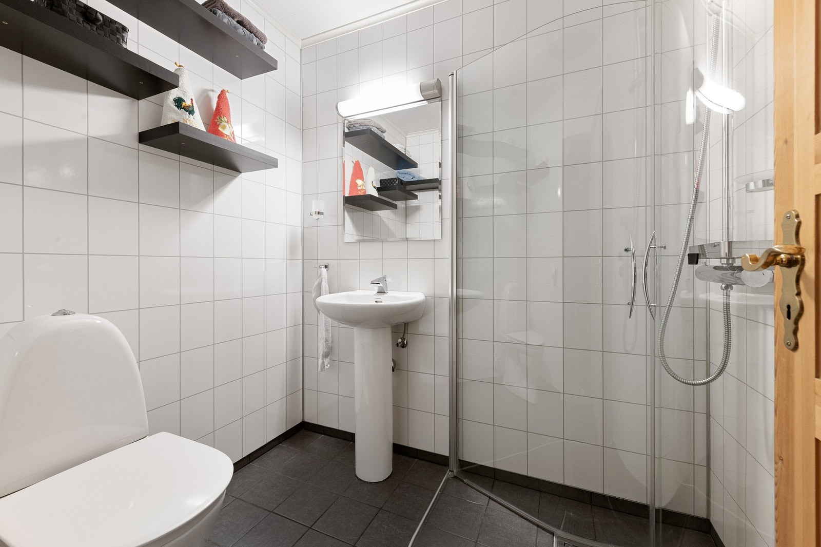 Flislagt bad i underetasje med baderomsplater på vegger og gulvvarme Galleribilde