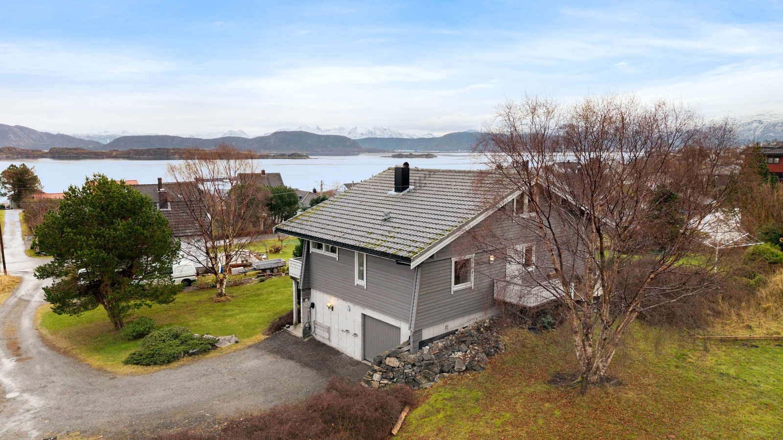 Biloppstillingsplass på tomt Galleribilde