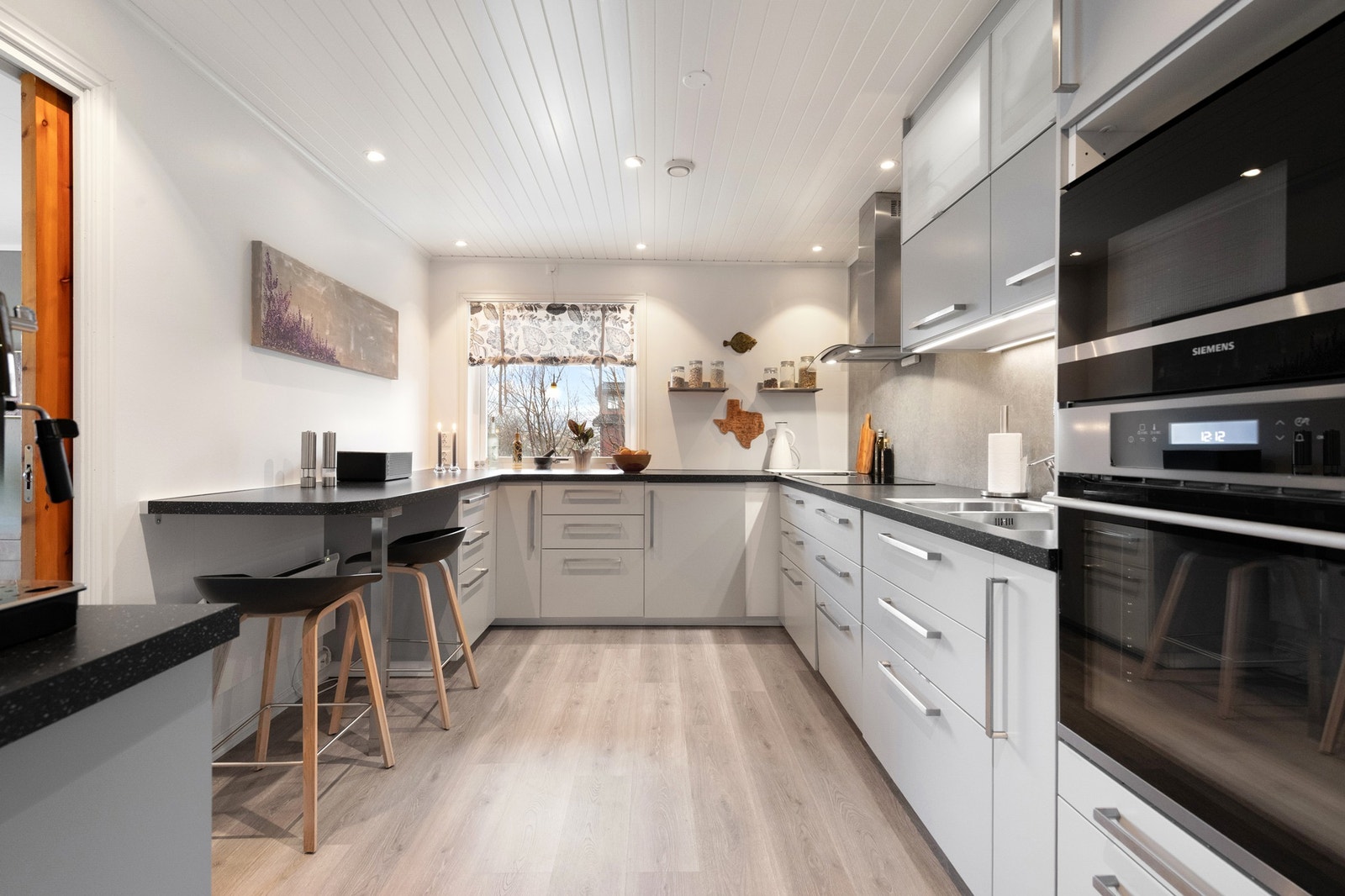 Flott kjøkken fra 2016. Benkeplaten er av laminat. Det er kjøleskap og integrert oppvaskmaskin, induksjonstopp, mikro og stekeovn. Det er montert vannstoppsystem og komfyrvakt Galleribilde