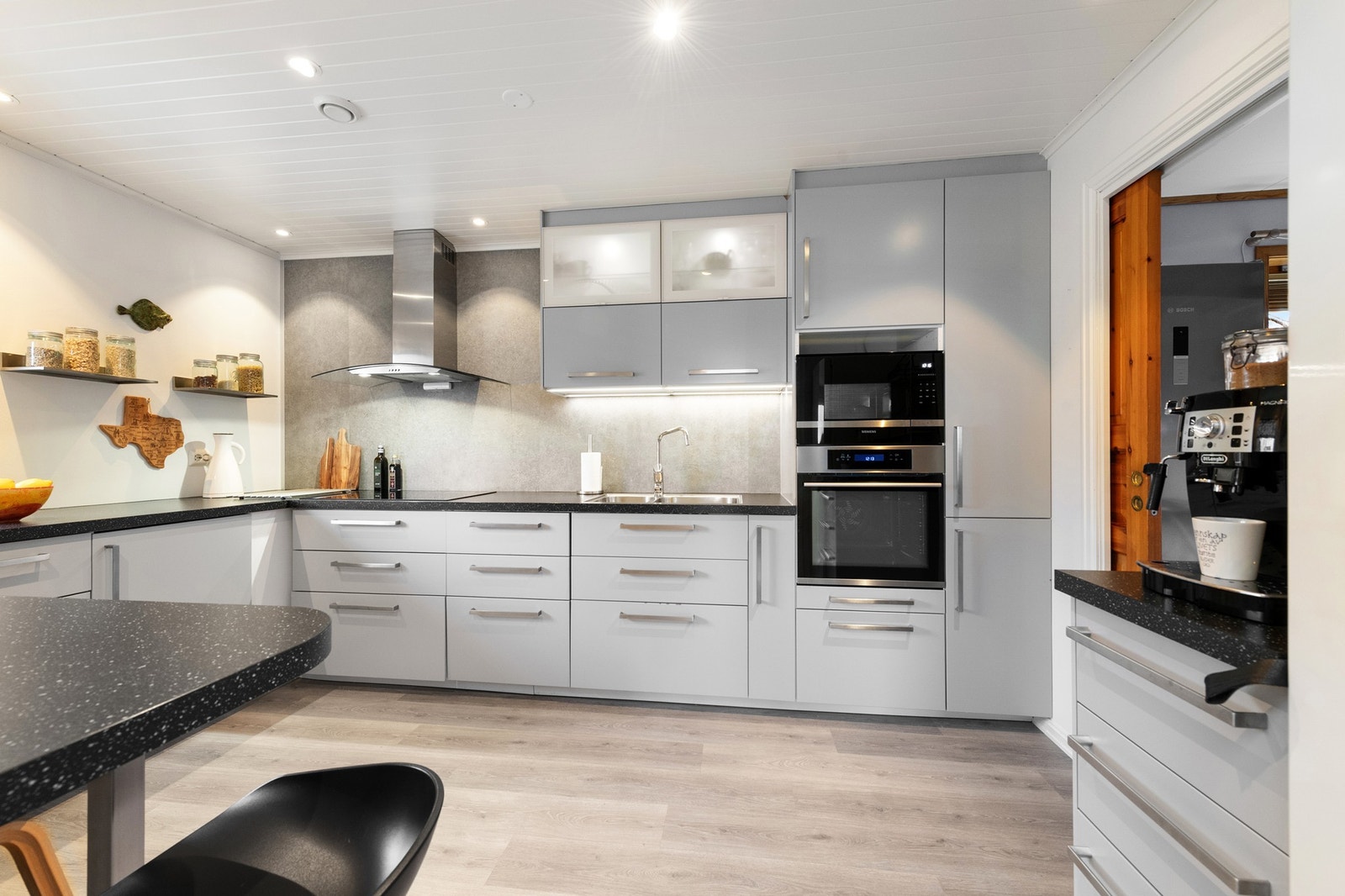 Kjøkken - Det er kjøkkenventilator med avtrekk ut Galleribilde