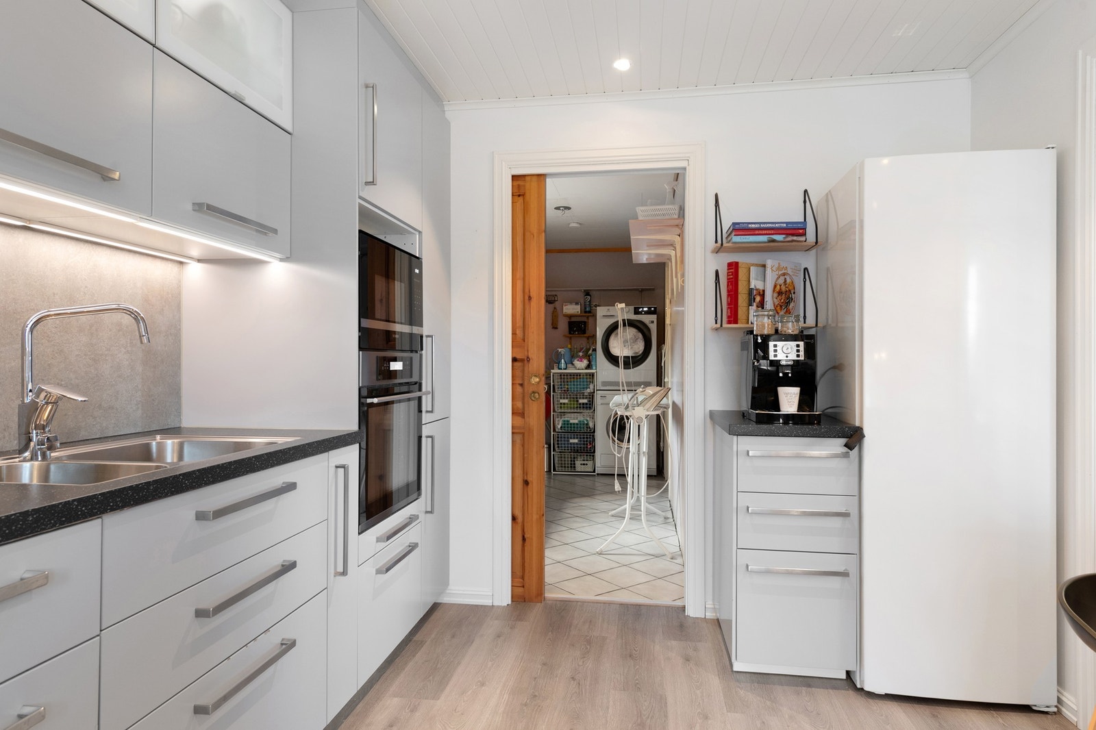 Fra kjøkken mot vaskerom Galleribilde