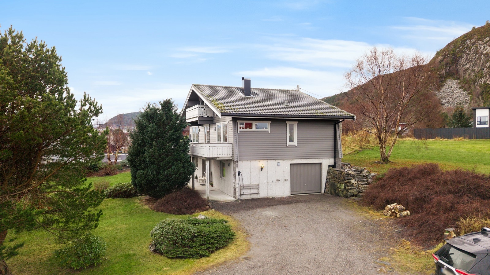 Garasje og elbillader installert Galleribilde