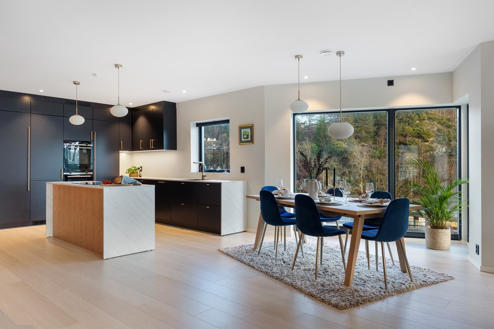 Kjøkkenet er utstyrt med integrerte hvitevarer fra Siemens, inkludert stekeovn med dampfunksjon og nedfelt ventilator i koketoppen - en drøm for matentusiasten. Galleribilde