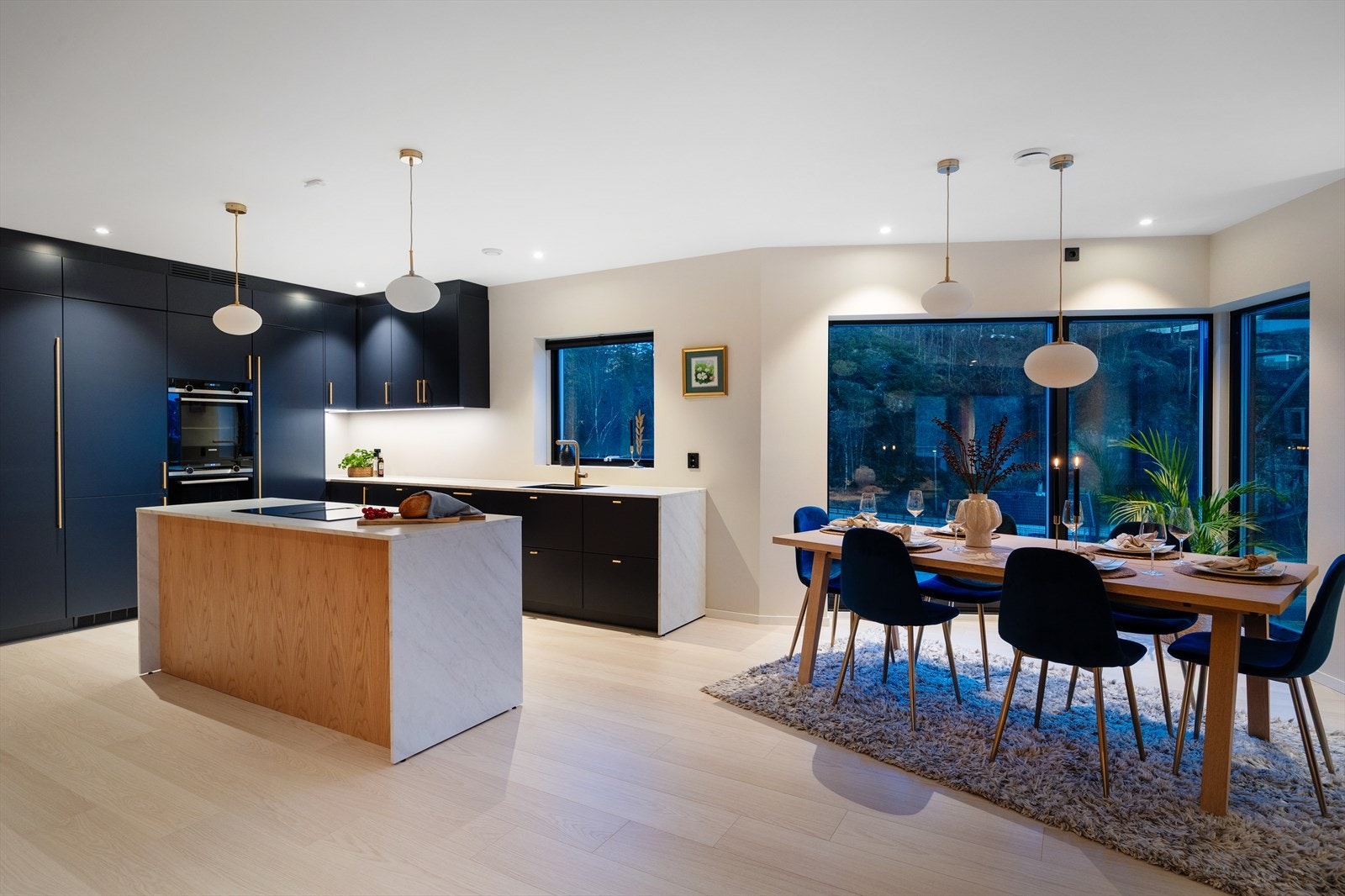 Kjøkkenet er ekstra påkostet og levert av Drømmekjøkkenet, med strømlinjeformet innredning, kjøkkenøy og gjennomtenkte detaljer. Galleribilde