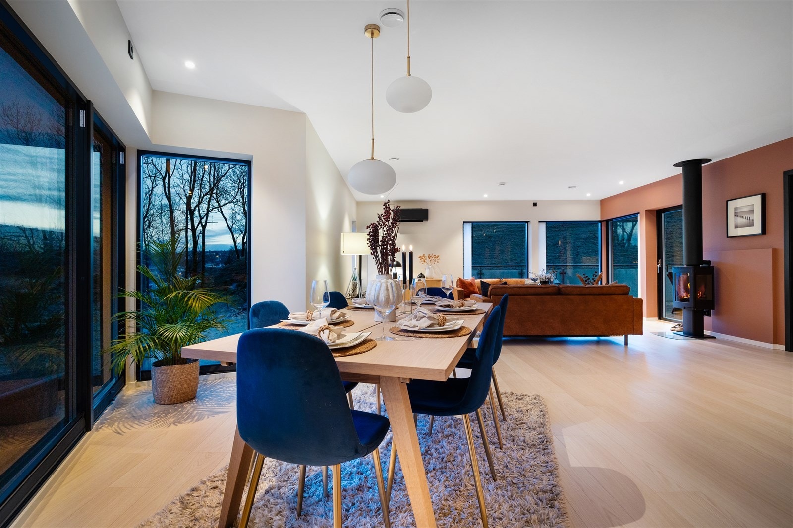 Gjennomgående for boligen er en nydelig pergolaminat på gulvene, og malte flater på vegger og i himling Galleribilde