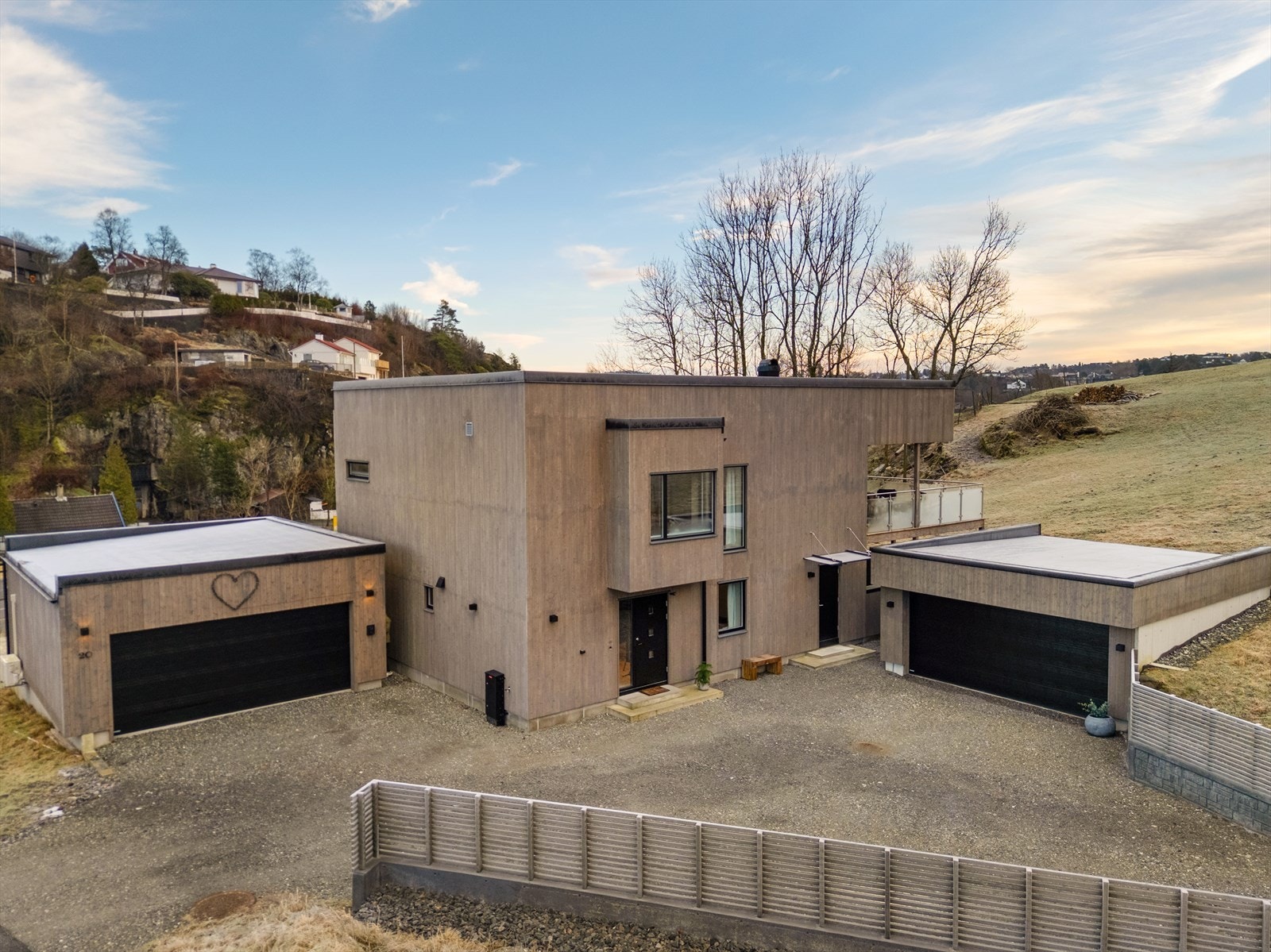 Eiendommen er på ca 890 kvm og har gode solforhold, samt flere fine uteområder. Galleribilde