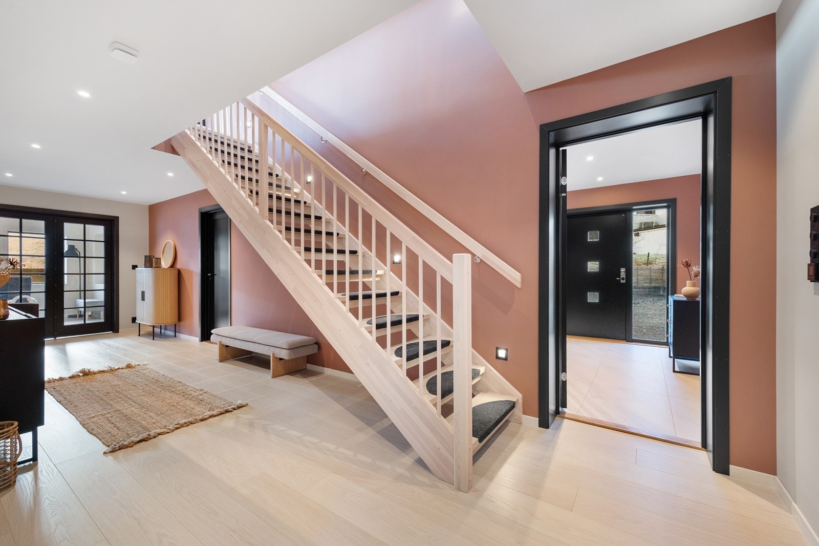 Fra stuen går vi ned i boligens første etasje. Galleribilde