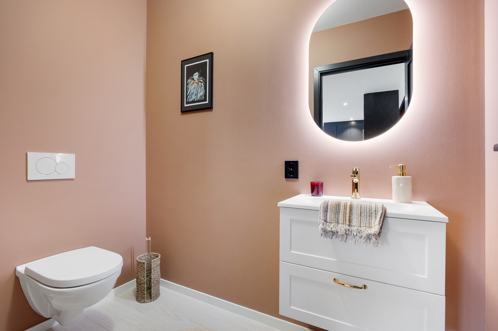 Praktisk gjestetoalett. Galleribilde