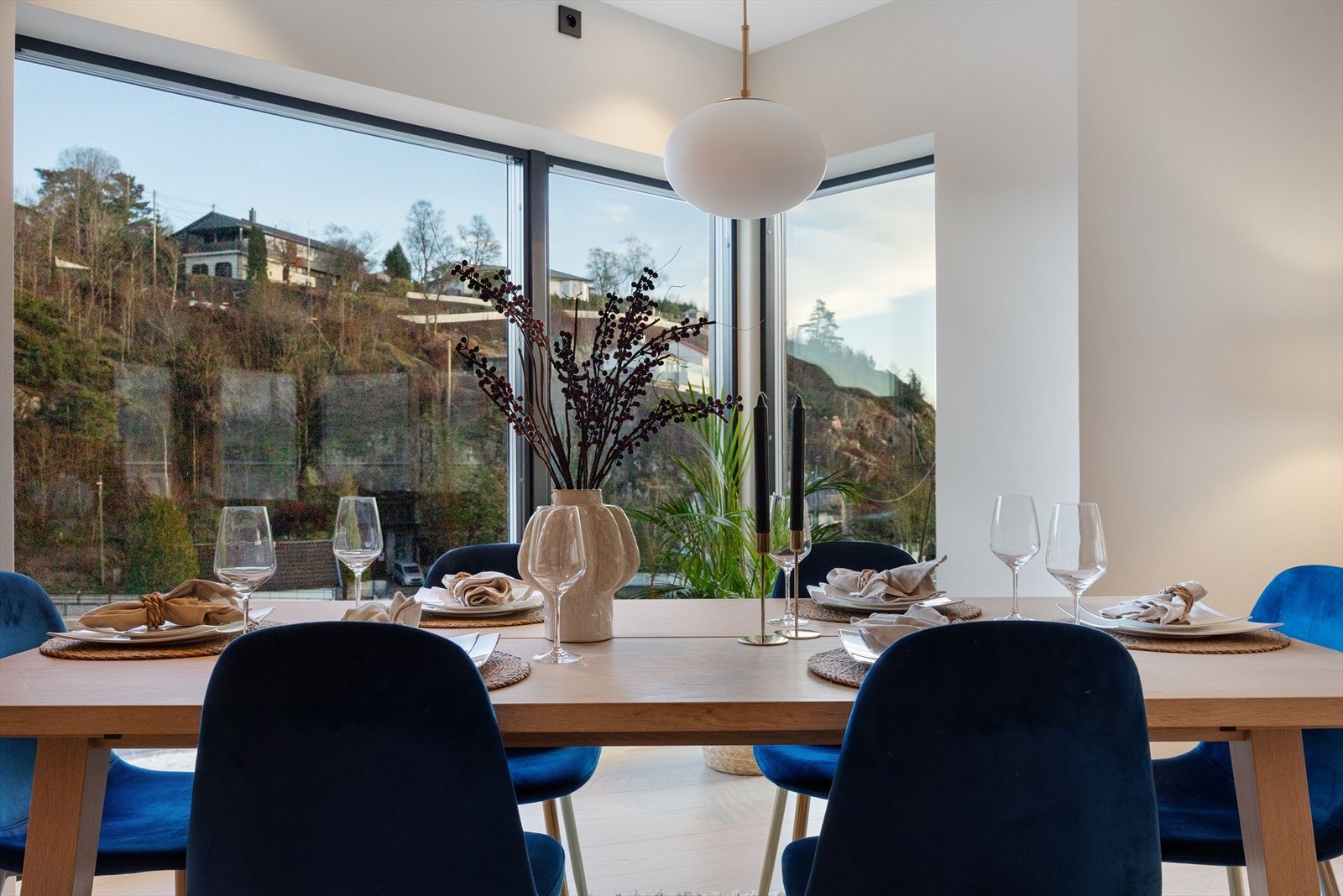 Inviter venner og familie til en hyggelig middager. Galleribilde