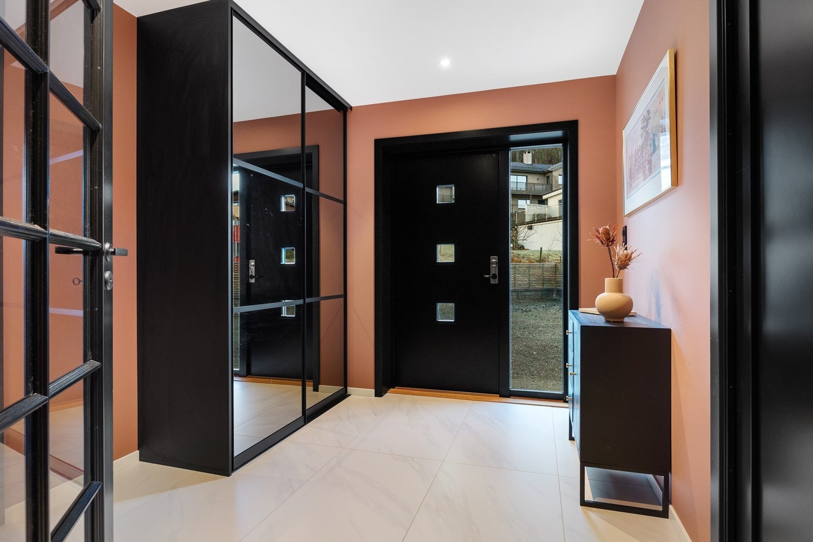 Boligens entré med romslig garderobeløsning. Galleribilde