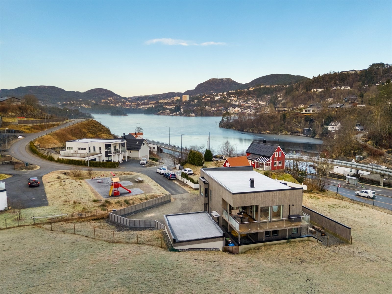 Velkommen til en hyggelig visning og et nydelig nabolag hvor du vil trives. Galleribilde