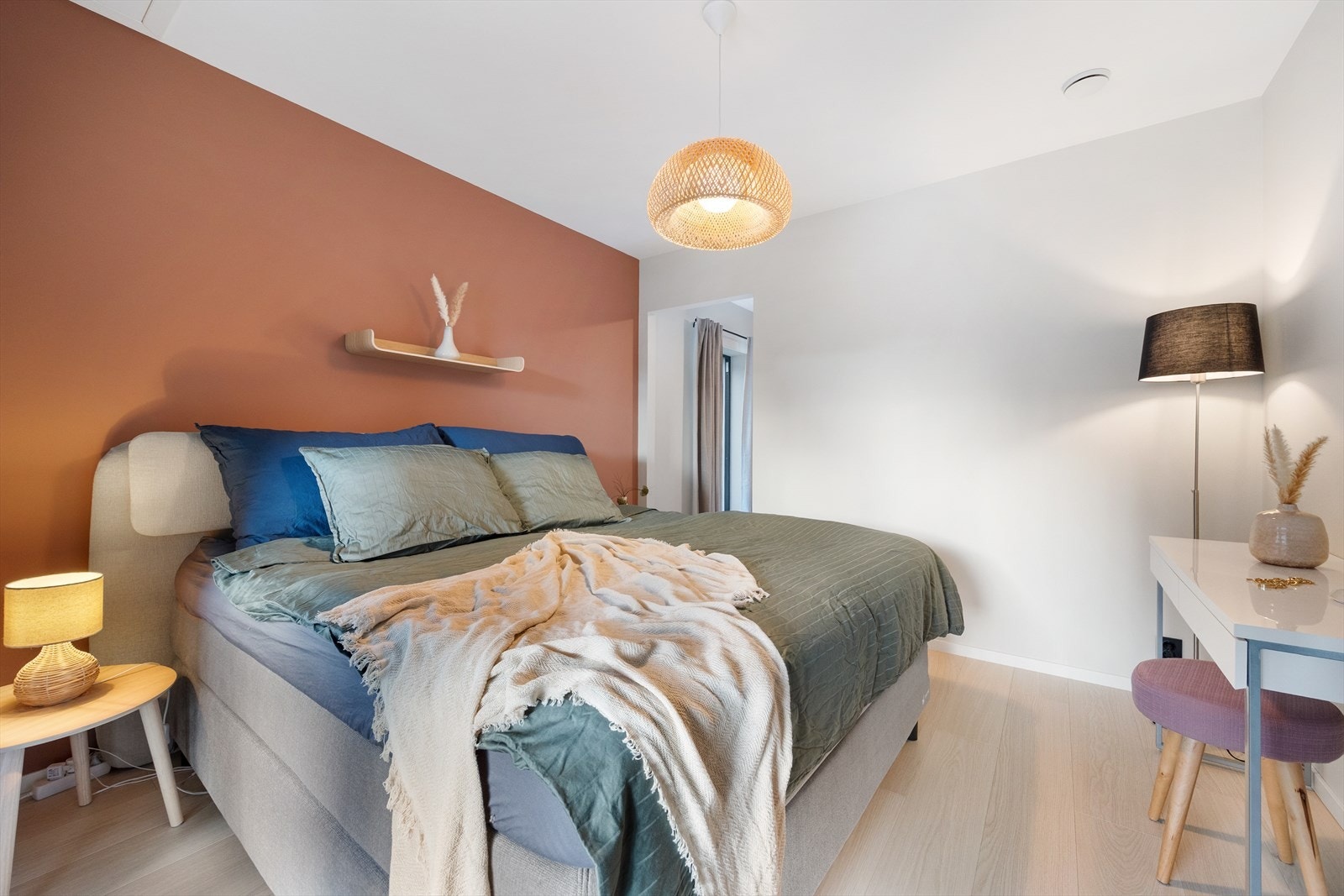 Fra soverommet er det videre tilkomst til walk-in garderobe. Galleribilde