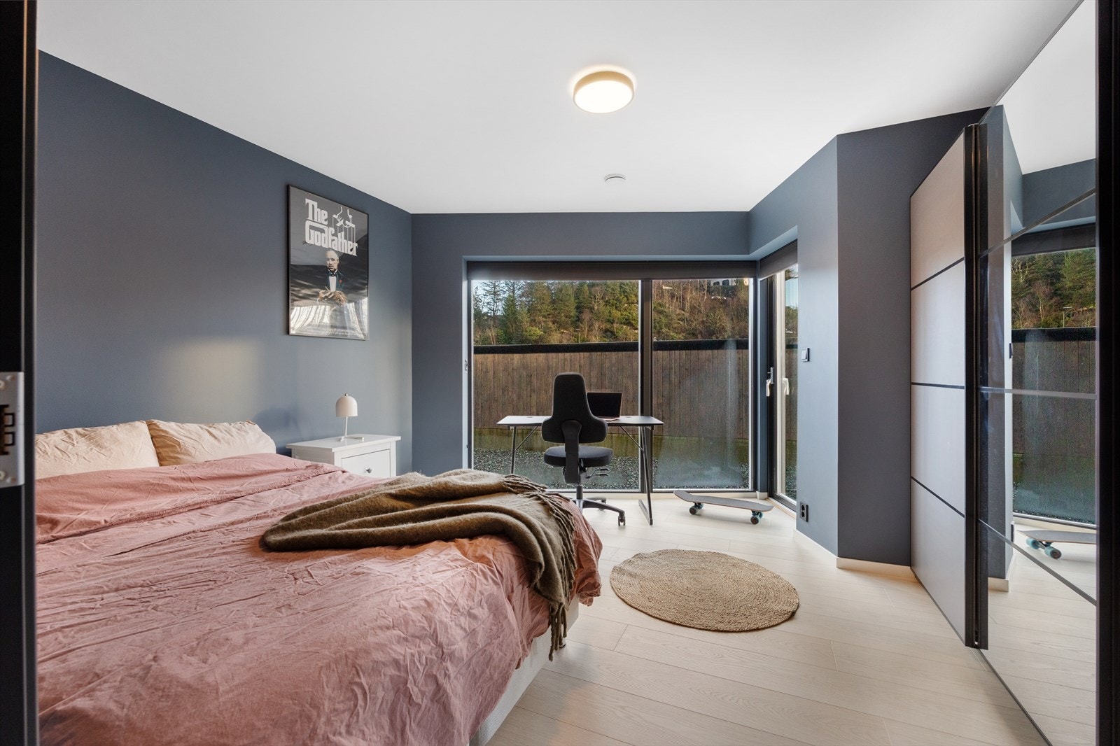 Boligens andre soverom er på ca. 13,3 kvm. Galleribilde