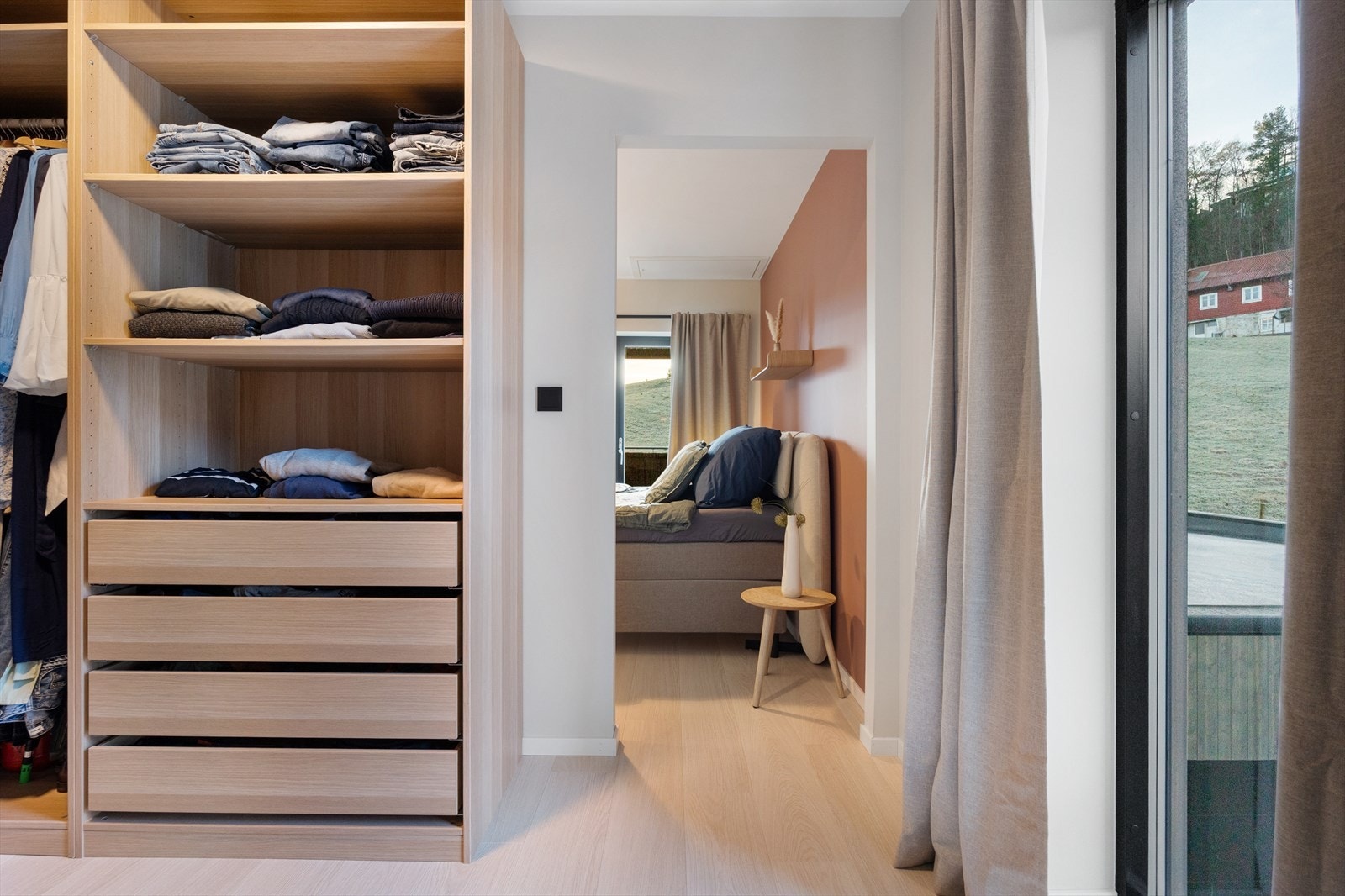 Garderobe med flott naturlig lysinnslipp. Galleribilde