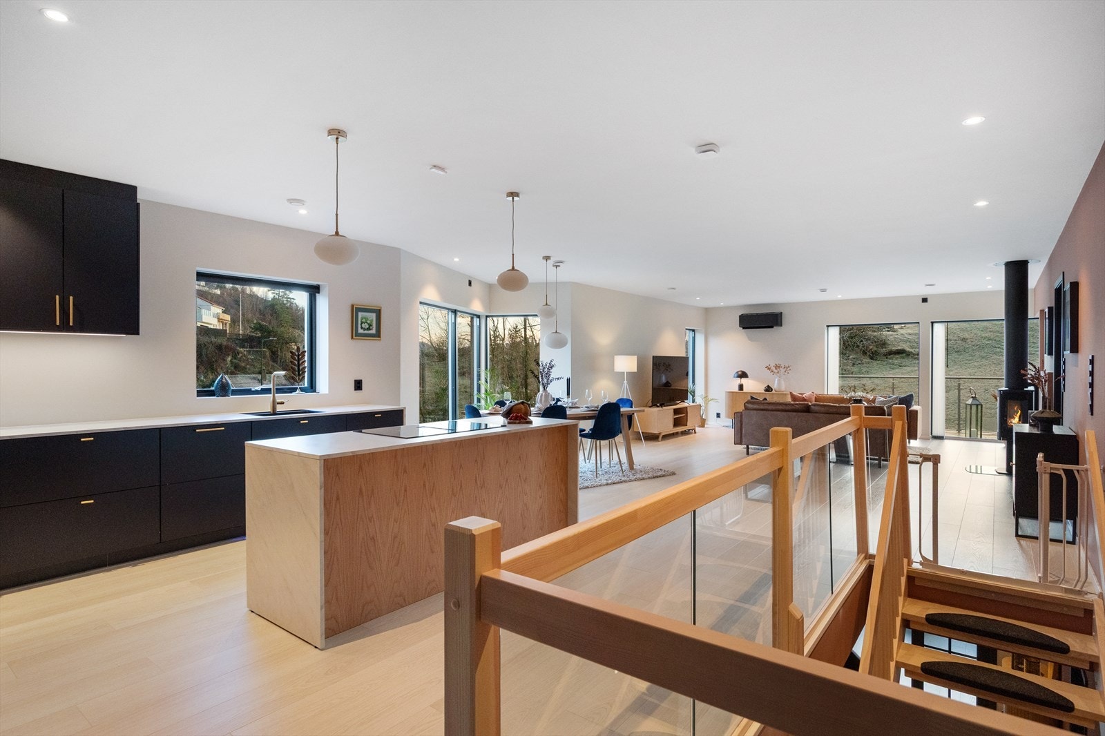 Boligen er badet i lys og luft takket være den gode takhøyden og store vindusflater. Galleribilde