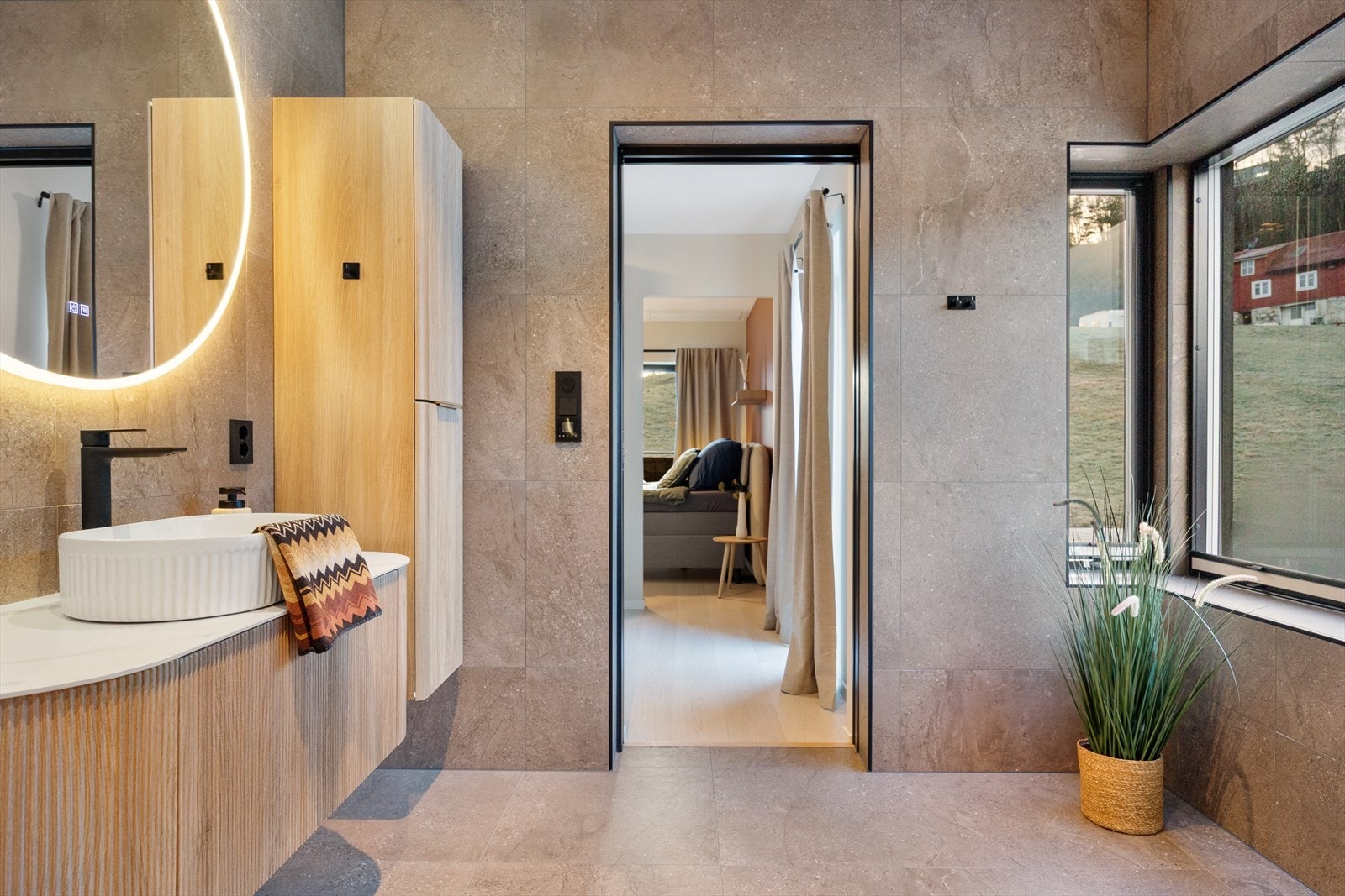 Videre fra garderoben kommer du til et hovedbad med spafølelse. Galleribilde