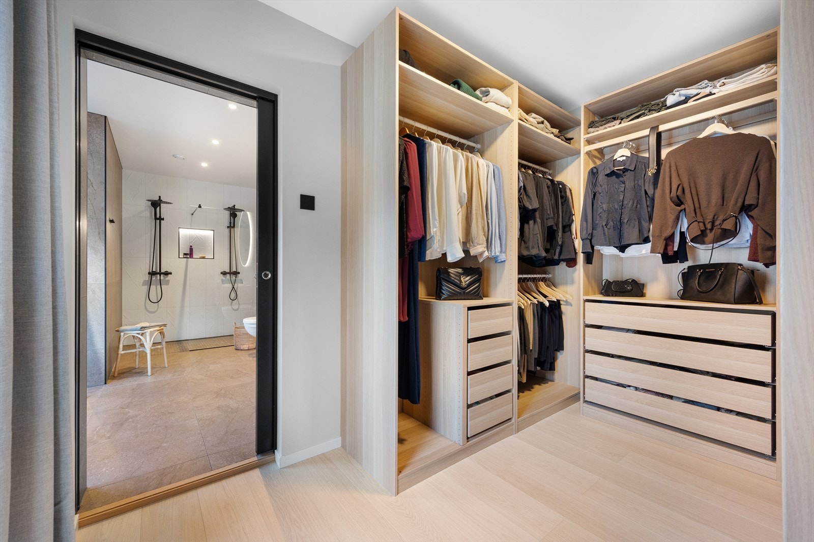 Garderoben gir også med skapplass, både oppheng og skuffer. Galleribilde