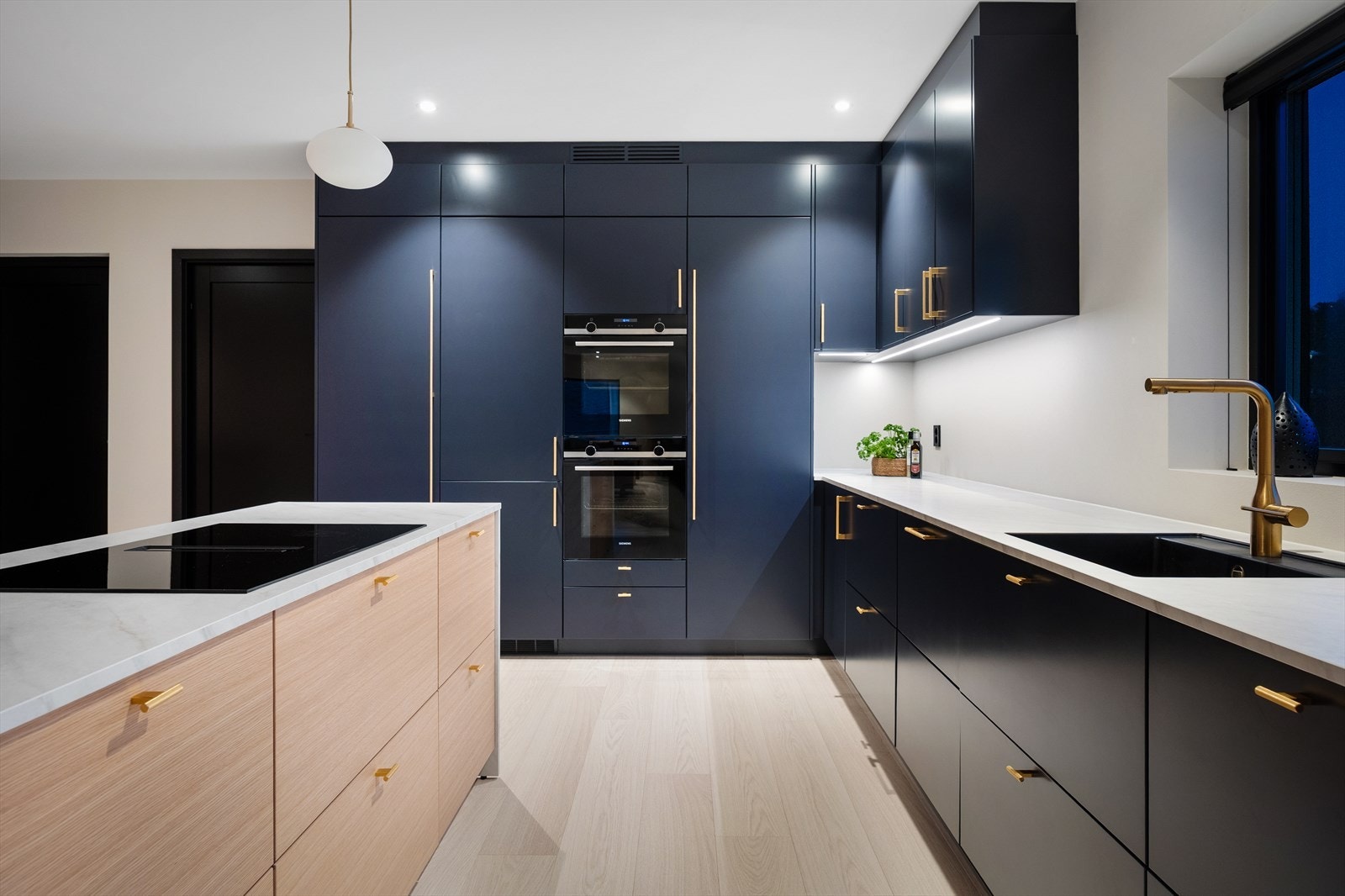 Benkeplaten i laminat er slitesterk, og den planlimte oppvaskkummen gir et rent uttrykk. Galleribilde