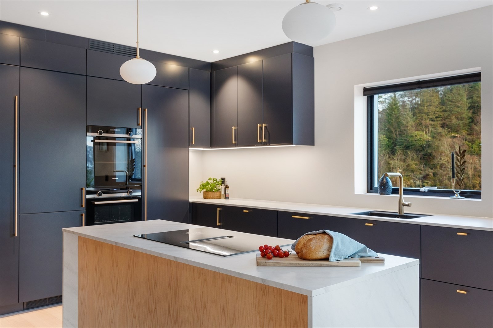 Kjøkkenet sørger for en sosial sone hvor den gode samtalen kan holdes mens man kokkelerer. Galleribilde