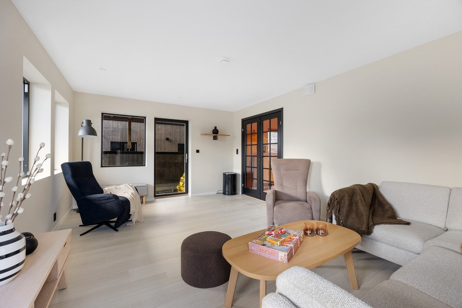 Fra tv-stuen er det utgang til hagen. Galleribilde