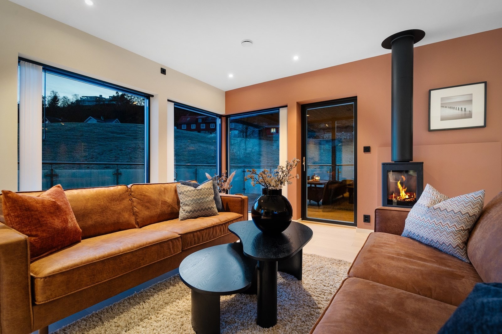 Det er en nydelig peis i stuen som sørger for en god atmosfære i rommet. Galleribilde