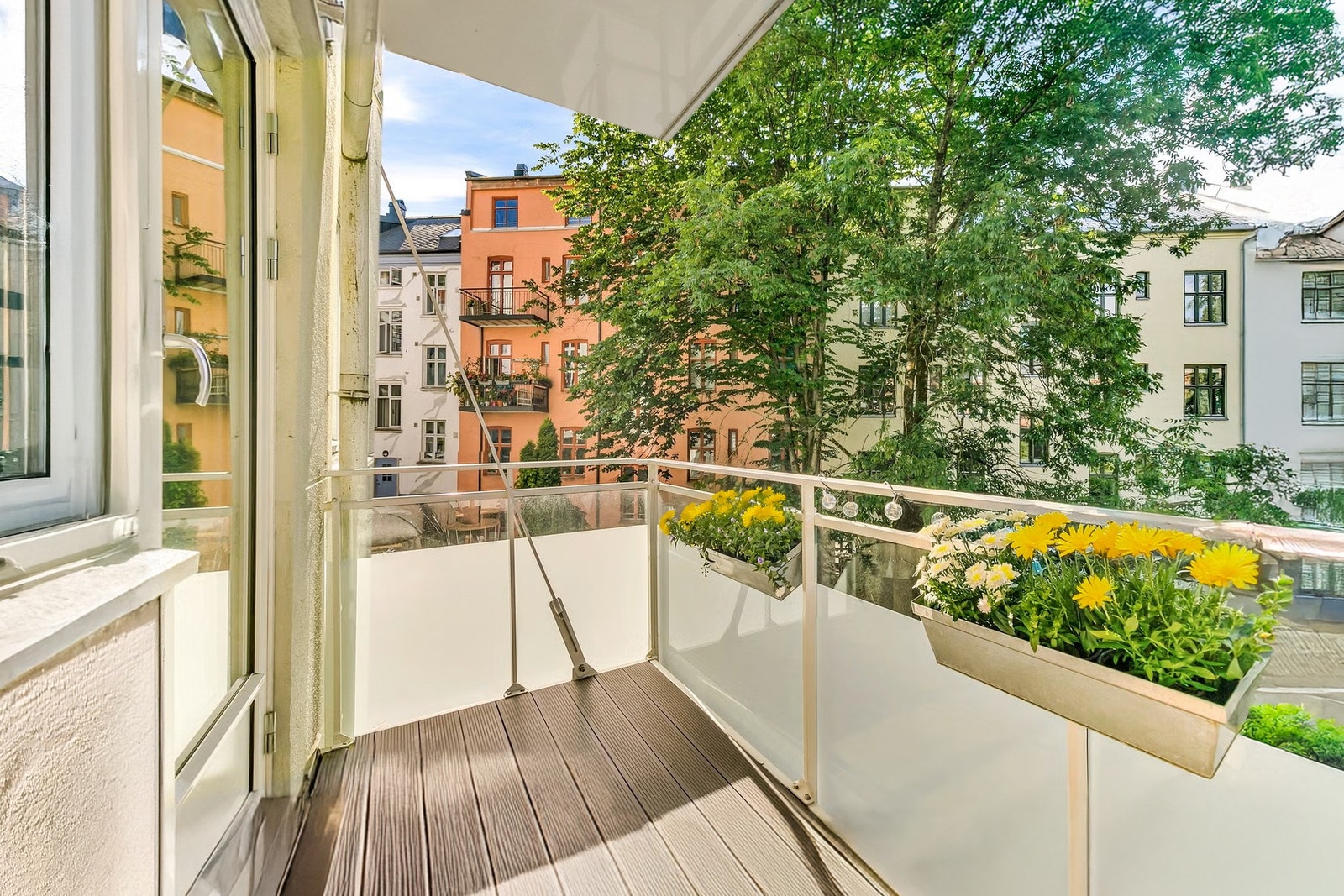 Lys og pen 3-roms leilighet i 2. etasje med balkong, heis og 2 soverom beliggende i attraktiv nabolag sentralt i Gamlebyen Galleribilde