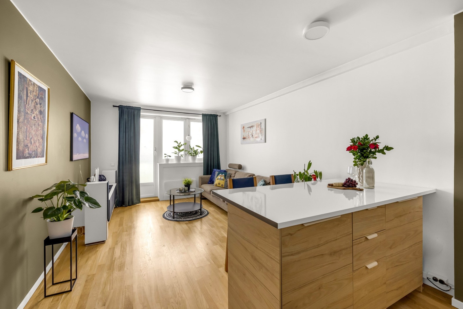 Stue med åpen kjøkkenløsning Galleribilde