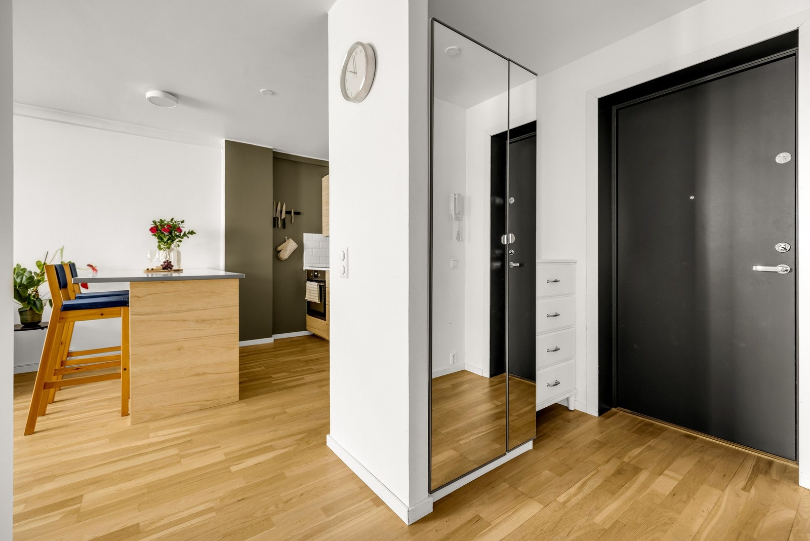 Entré med garderobeskap Galleribilde