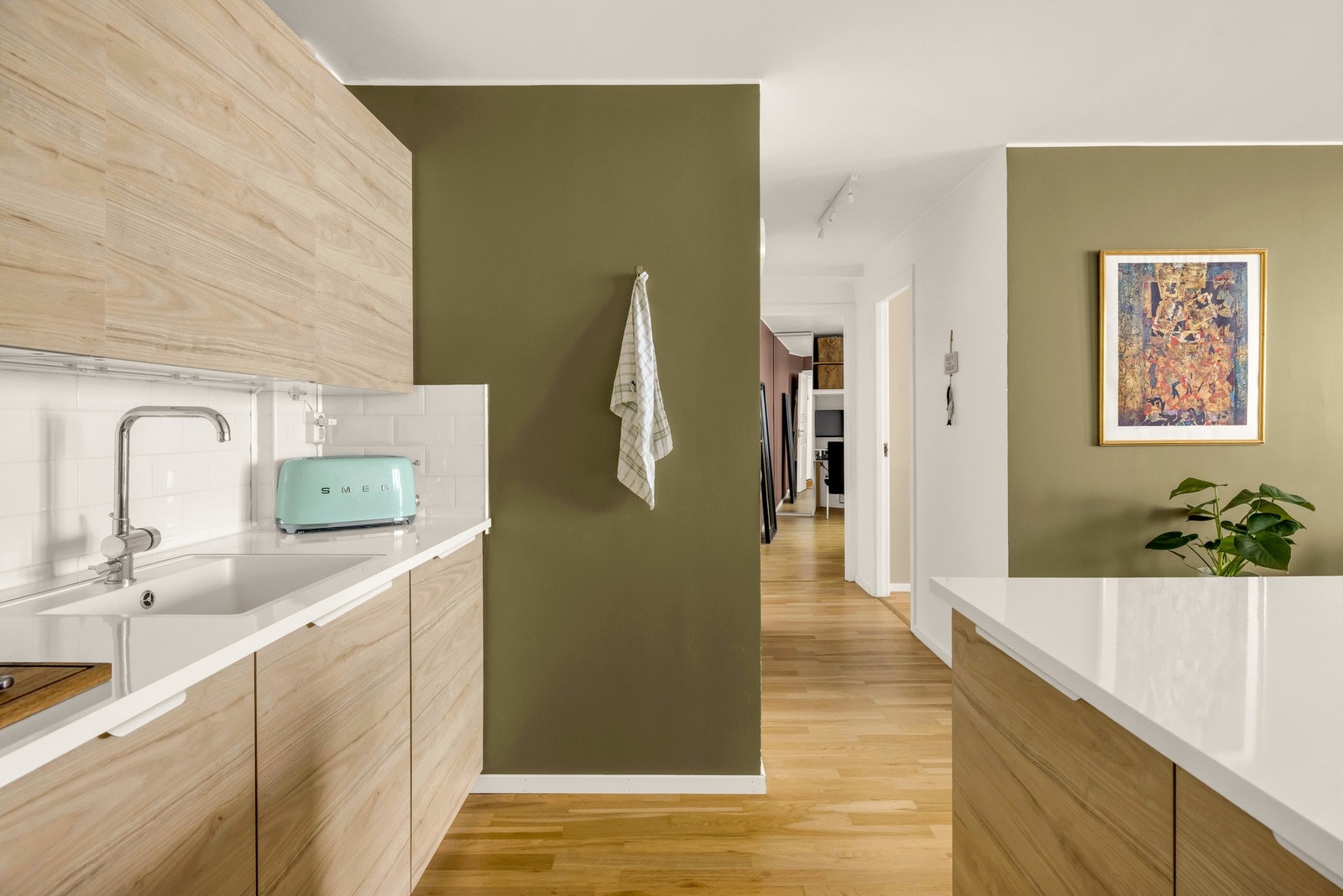 Integrert kjøleskap, fryser, oppvaskmaskin, komfyr og platetopp Galleribilde