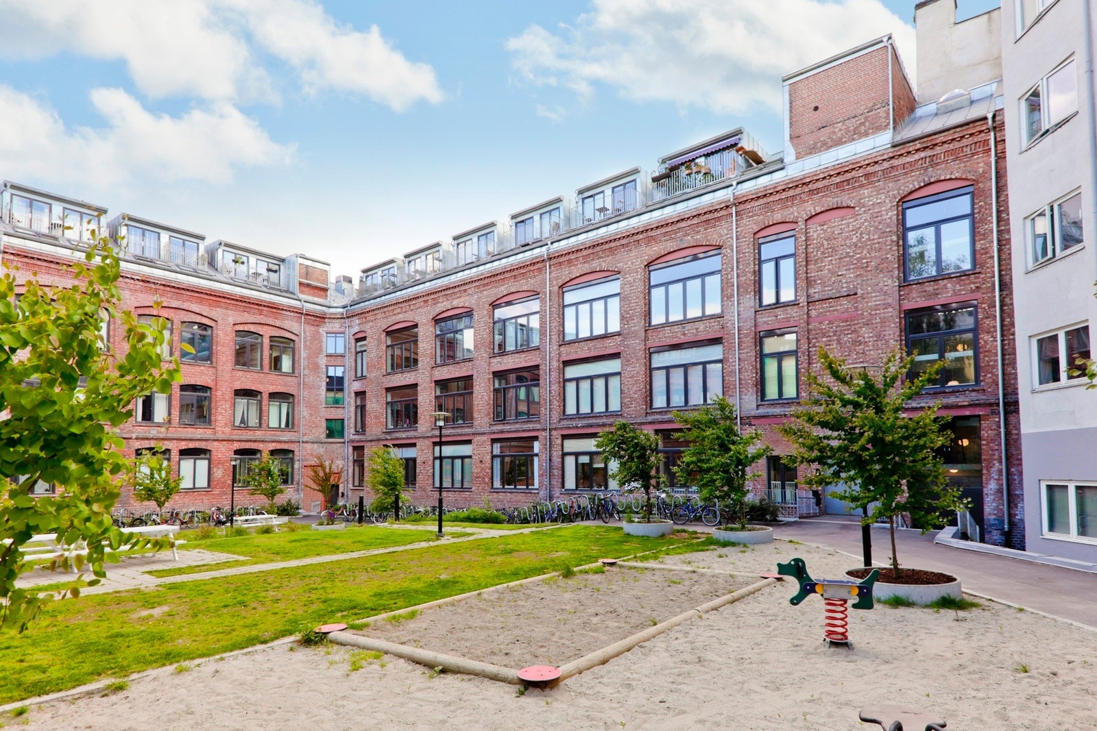 I bakgården har borettslaget et parkmessig opparbeidet og skjermet uteareal. Galleribilde