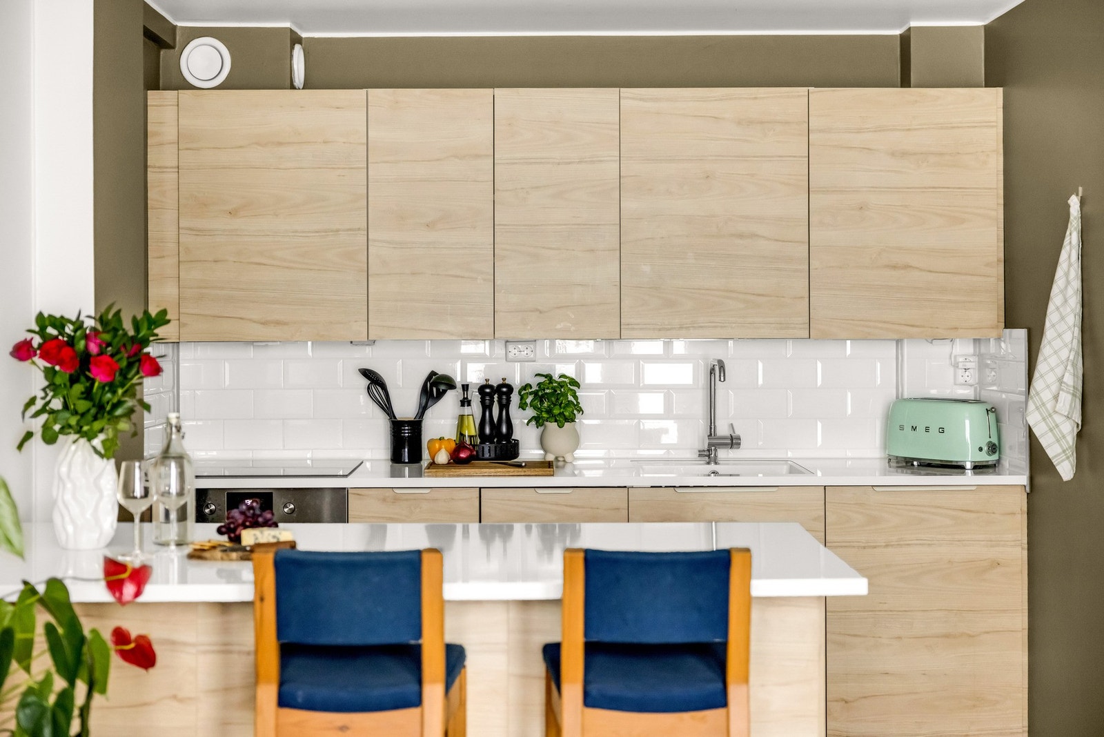 Praktisk kjøkkenøy med spiseplass Galleribilde