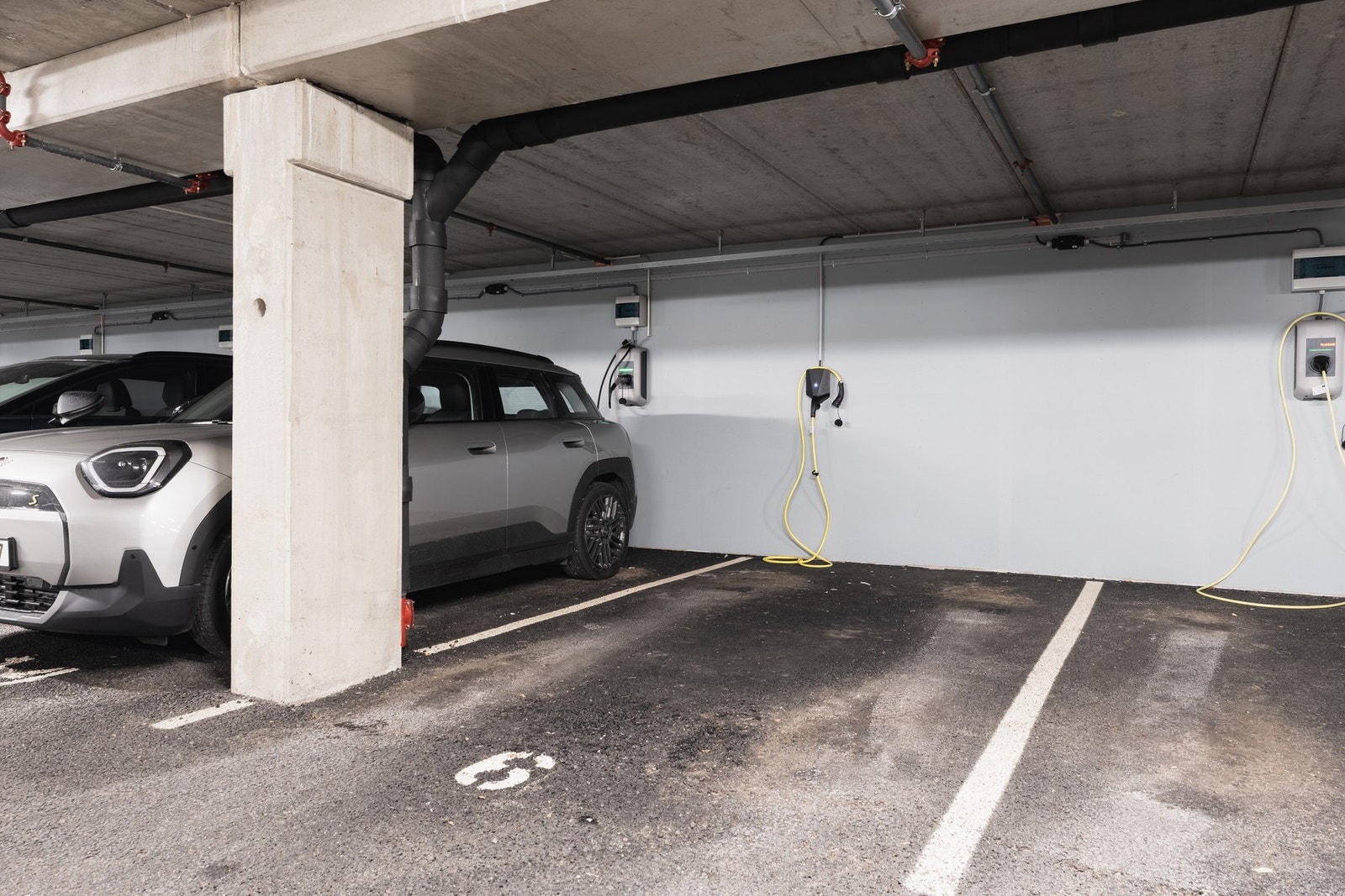Det medfølger parkeringsplass med el-bil lader i felles garasjeanlegg. Parkeringsplass er merket med nr 6. Galleribilde