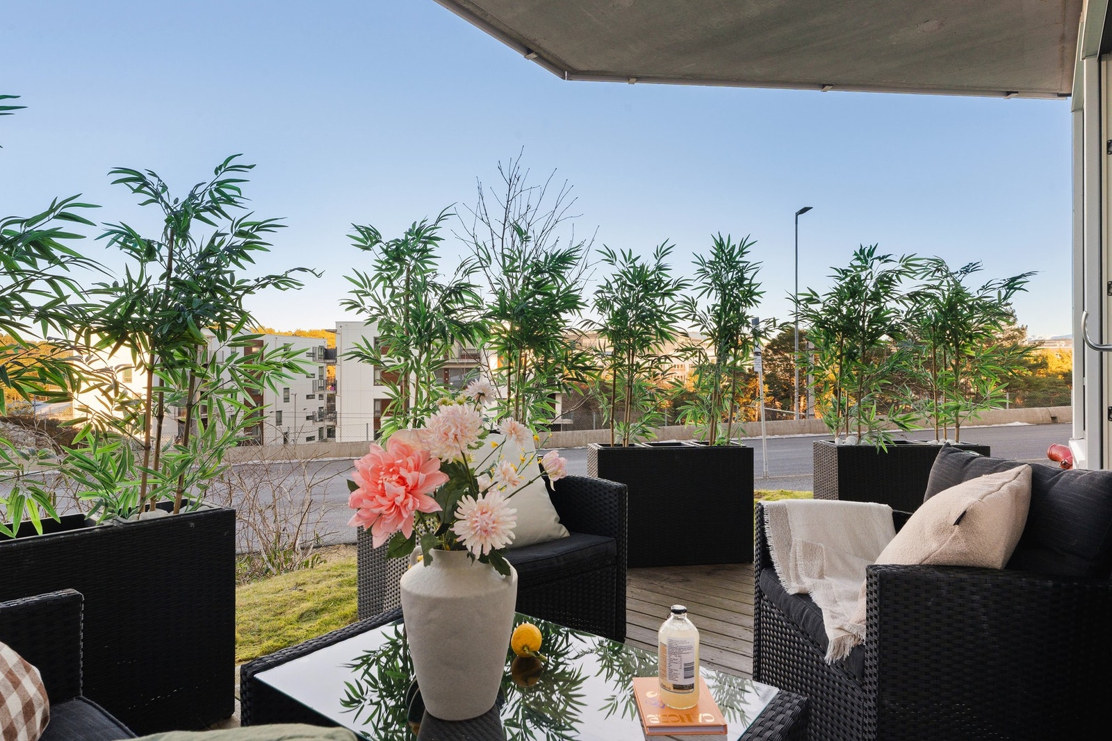 Leiligheten ligger i et attraktivt og veldrevet sameie med svært sentral beliggenhet på Sandsli. Galleribilde