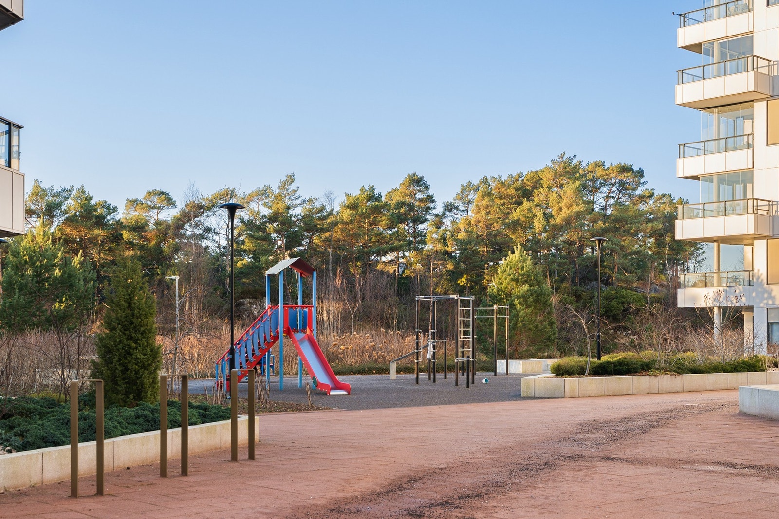 Skjermet lekeplass for barn, adskilt fra trafikk. Galleribilde