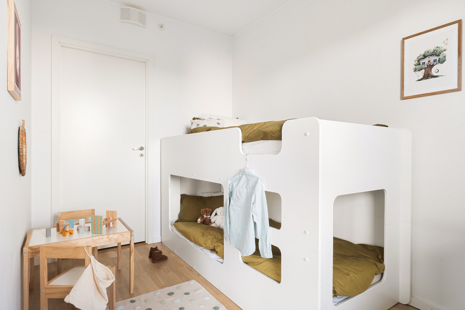 Herfra er det også tilgang til bod, som gir praktisk oppbevaringsplass. Galleribilde