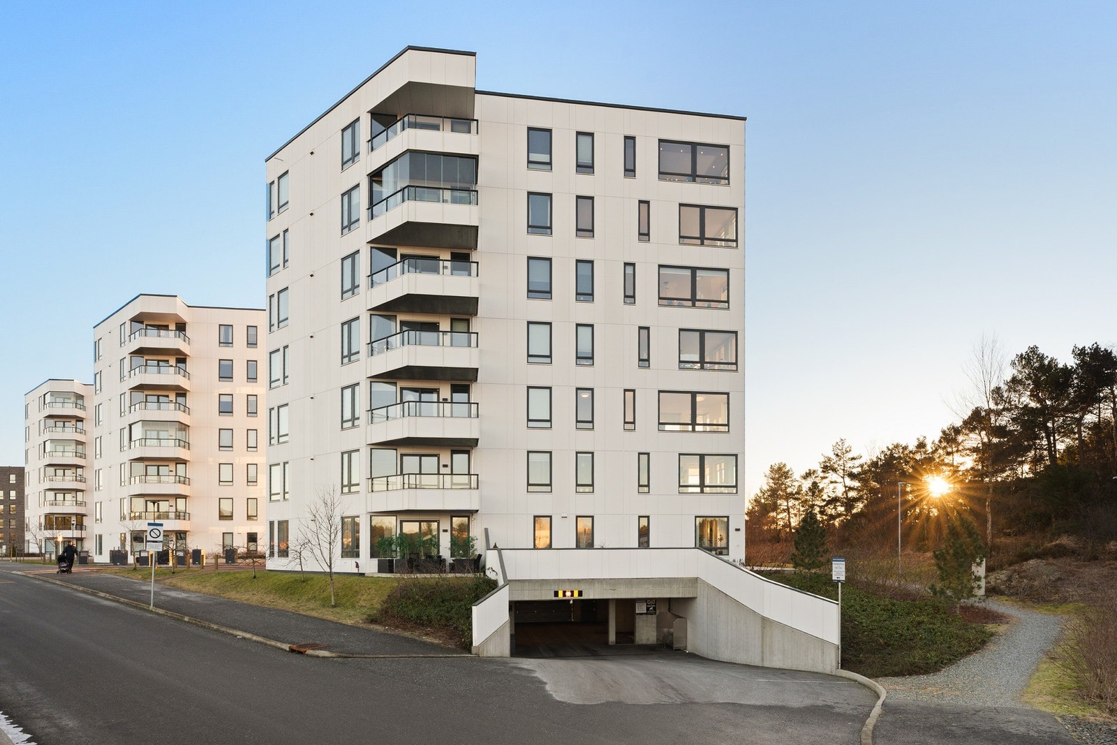 Mellom byggene er det store fine opparbeidede uteområder. Galleribilde