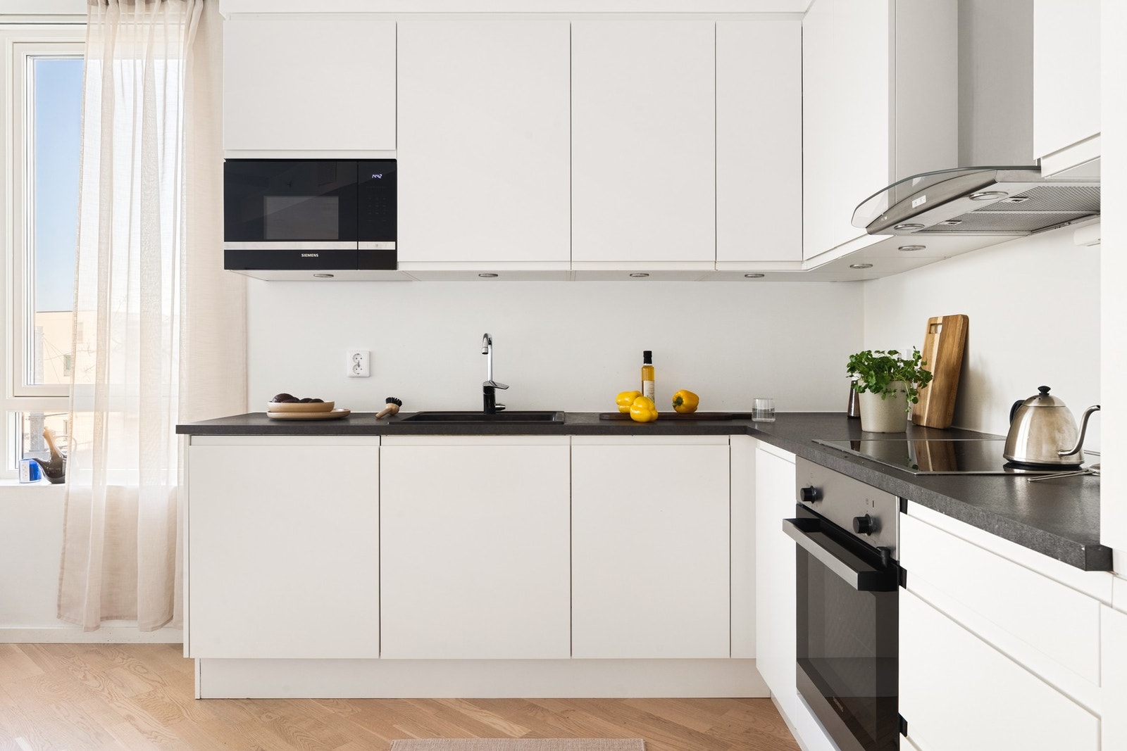 Integrerte hvitevarer er fra Siemens og består av platetopp, stekeovn, micro, kjøleskap med frysedel og oppvaskmaskin. Galleribilde