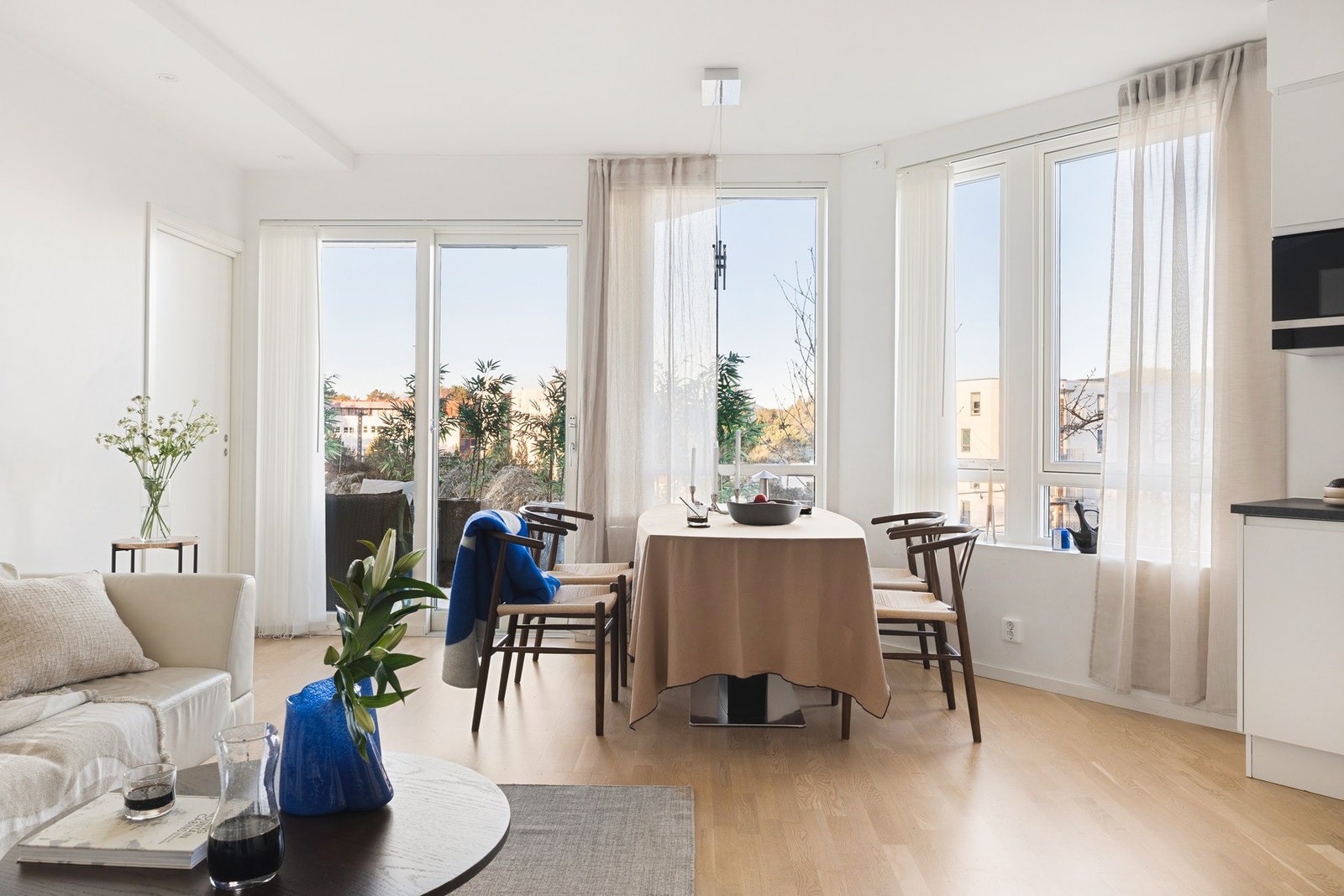 Lys og innbydende stue med åpen stue- og kjøkkenløsning. Rommet er 26,5 kvm. Galleribilde