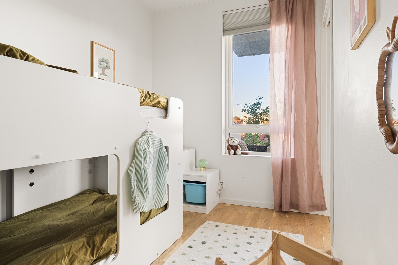 Fra stuen er det adkomst til soverom 1, som i dag er innredet som barnerom. Galleribilde