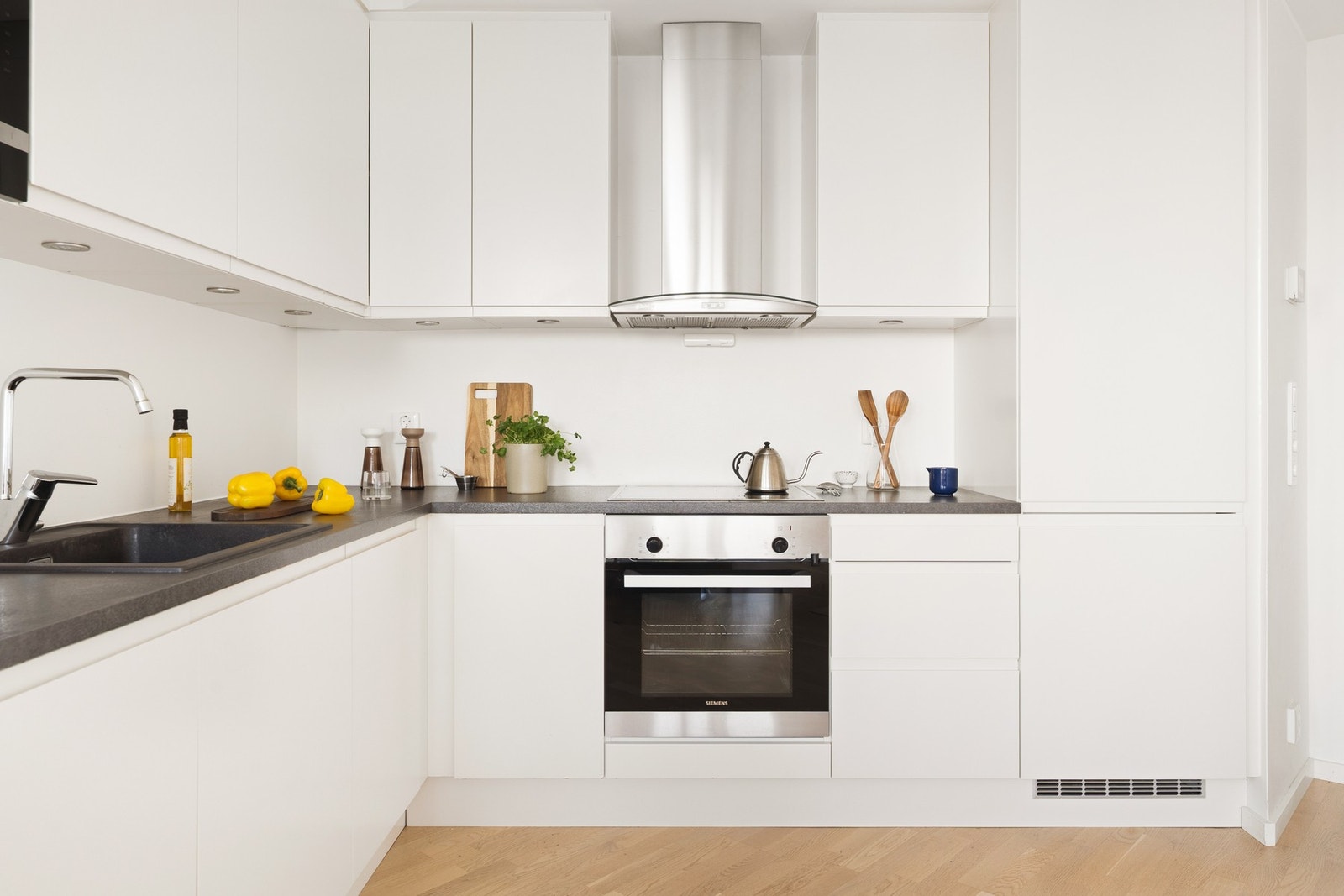 Det er laminat benkelate med nedfelt vask av stål. Galleribilde