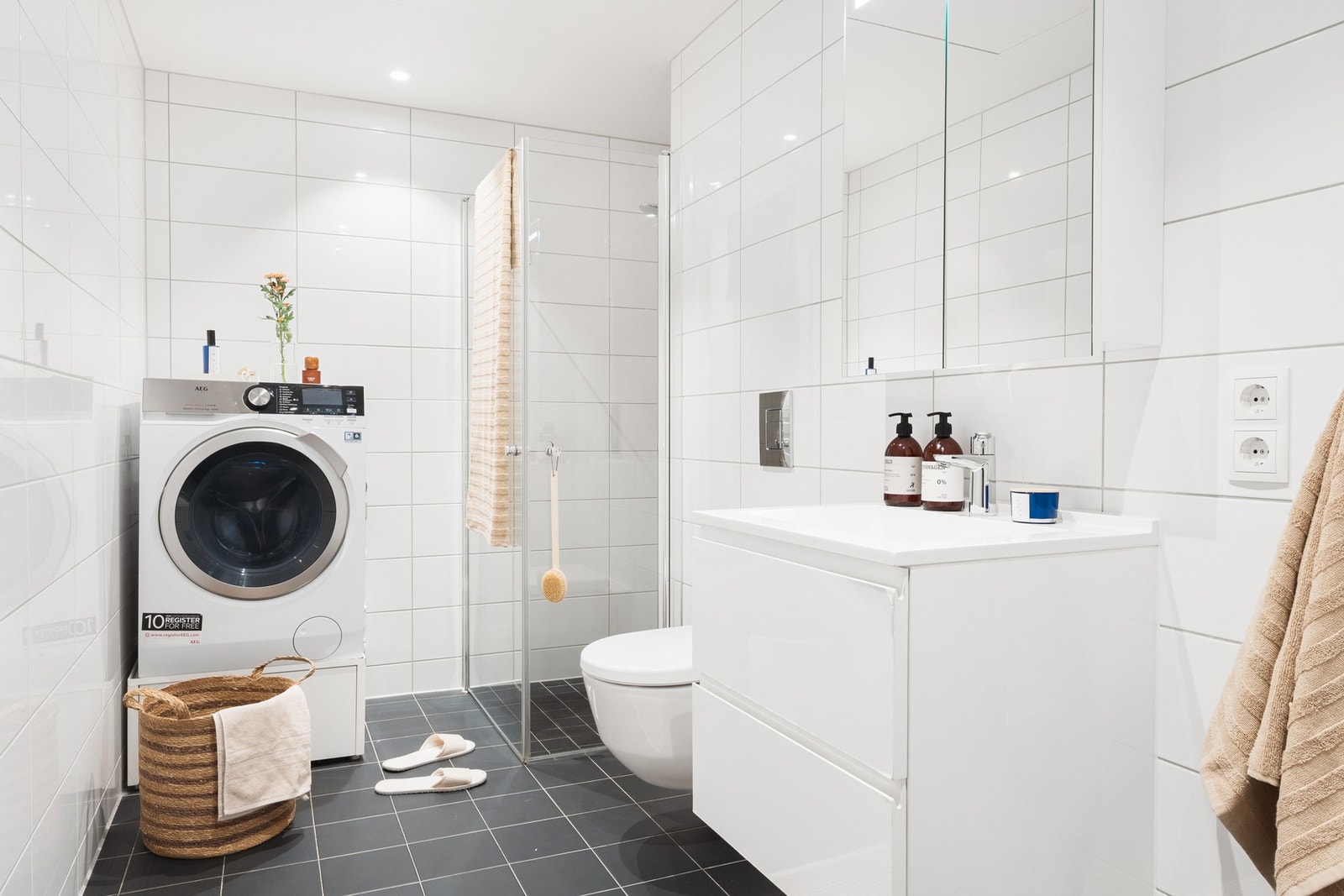 Badet er romslig, helfliset og har downlights i taket samt vannbåren gulvvarme. Galleribilde